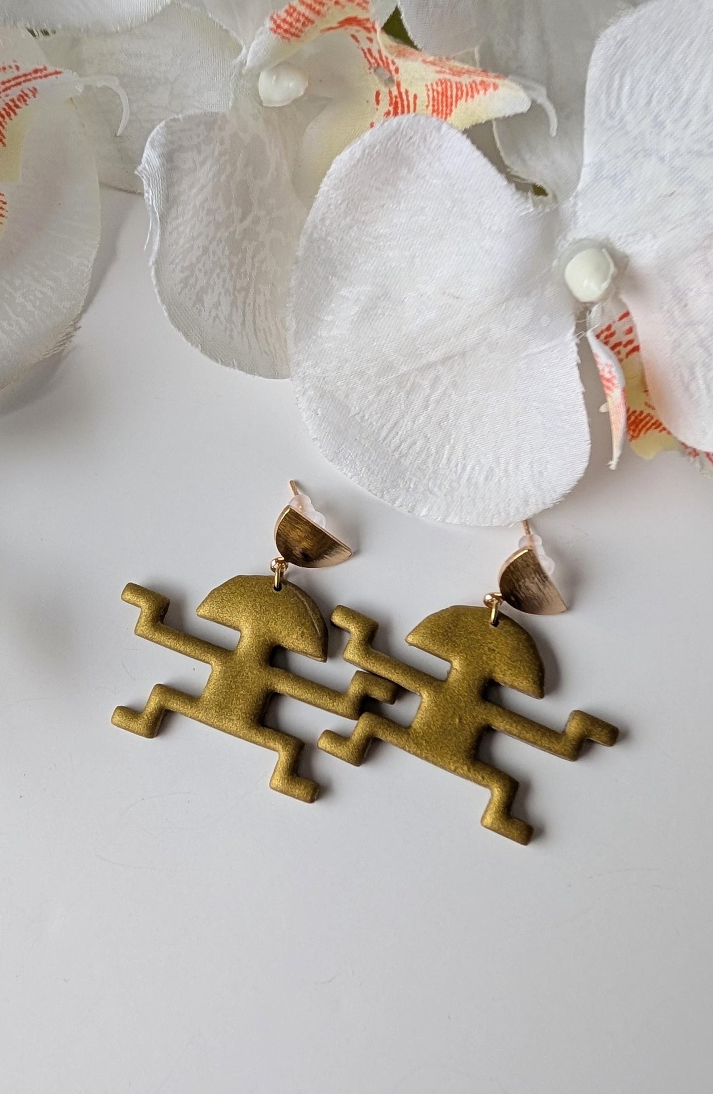 Pre-Columbian earrings - Stylized figurines - Antique gold polymer clay - Brass and gold-platted stainless steel studs - 4 cm