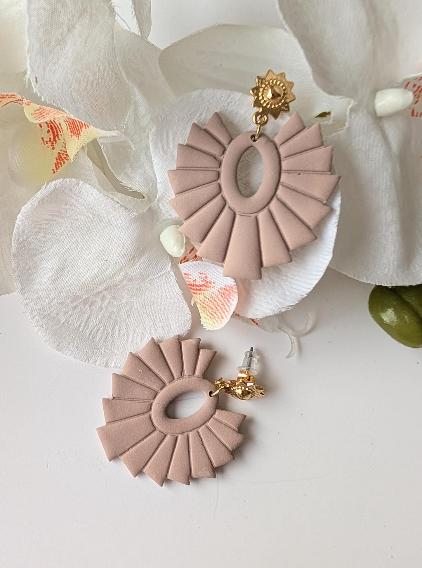 Drop earrings  - Pre-Columbian style - Polymer clay & zamac - Sun-shaped studs in gold - Nickel-Free - Rosewood
