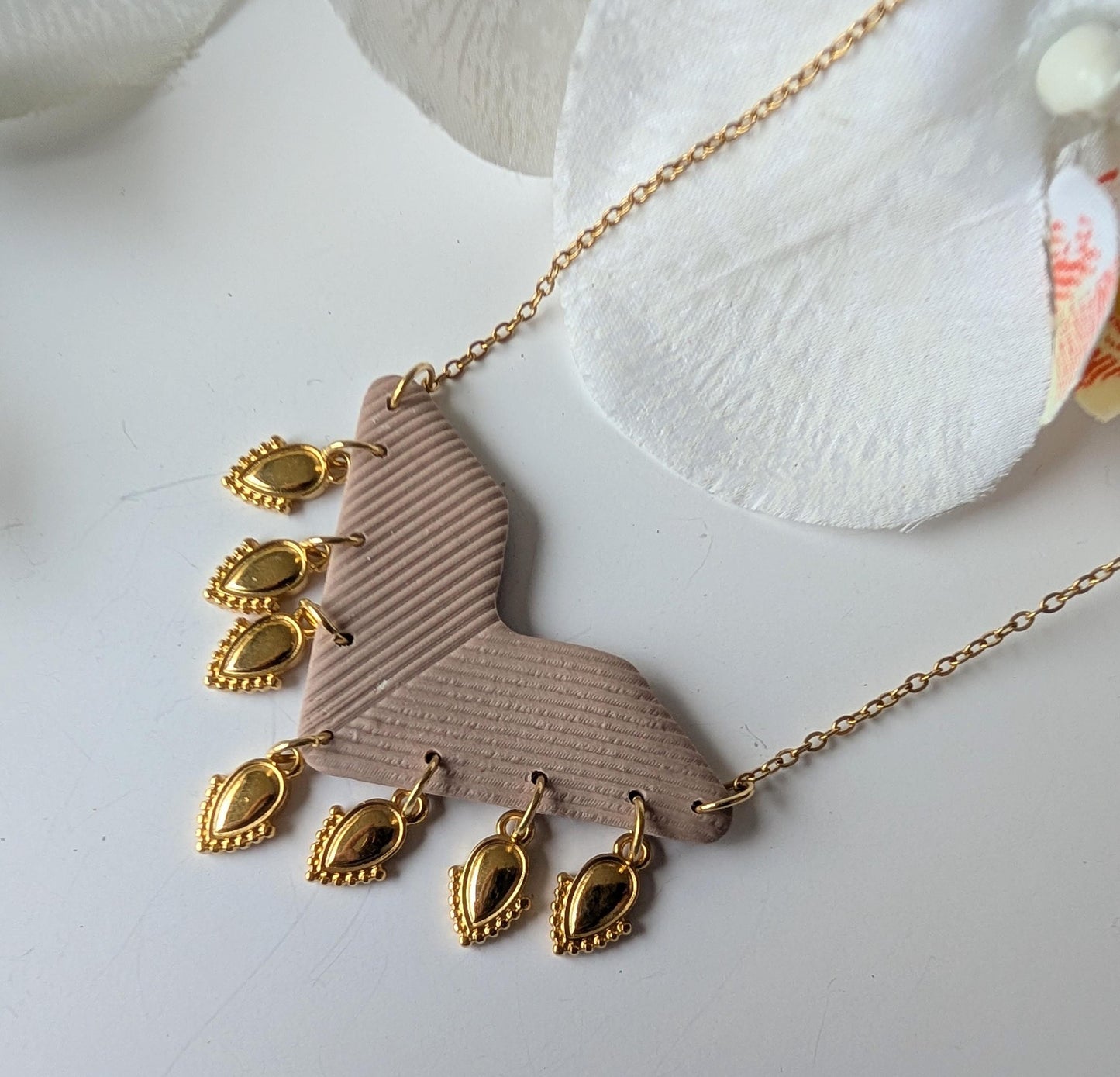 Ethnic necklace with textured chevron pendant – Gold and rosewood – Polymer clay, surgical steel and zamac – 48 cm neck circumference