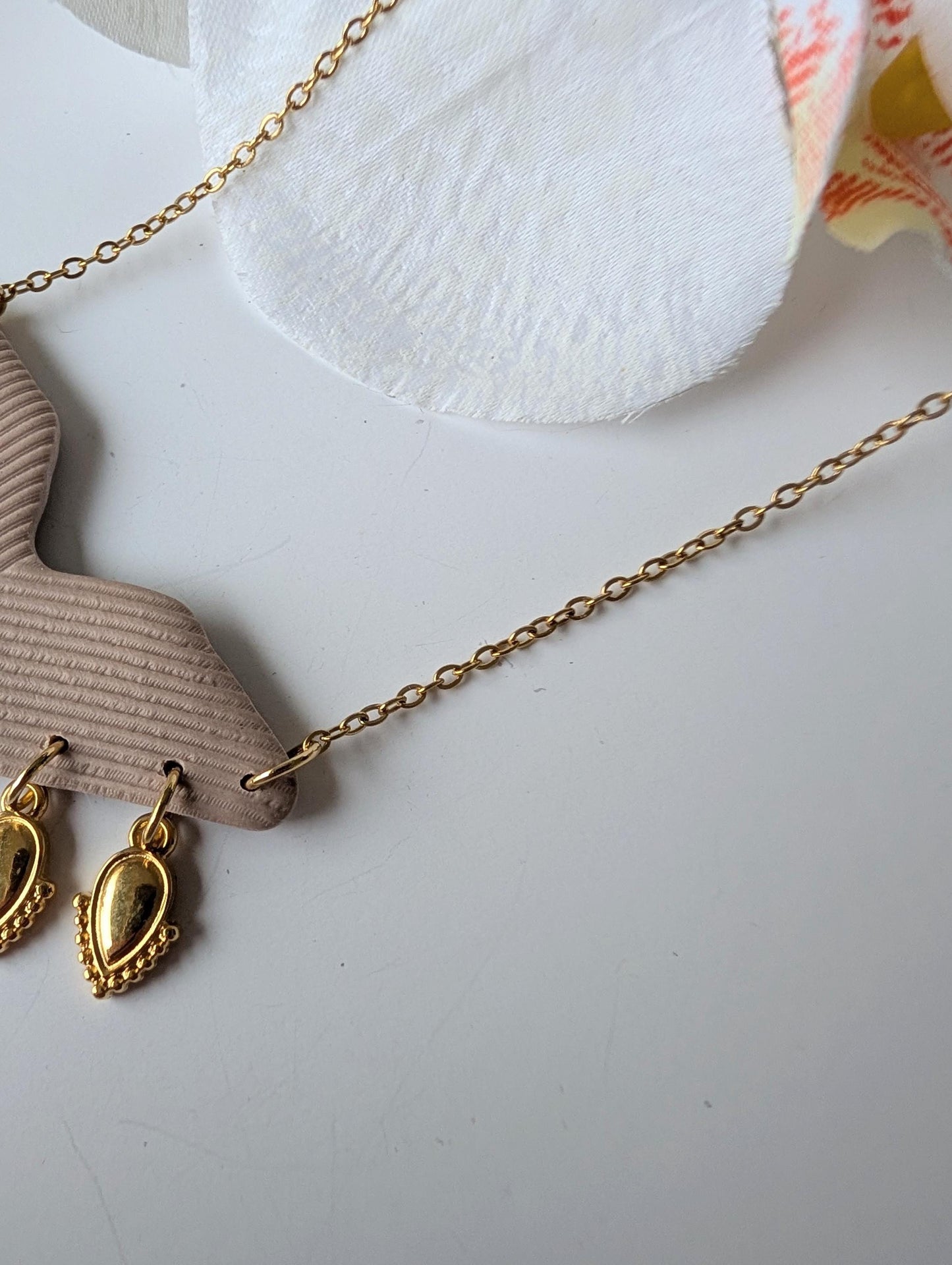 Ethnic necklace with textured chevron pendant – Gold and rosewood – Polymer clay, surgical steel and zamac – 48 cm neck circumference