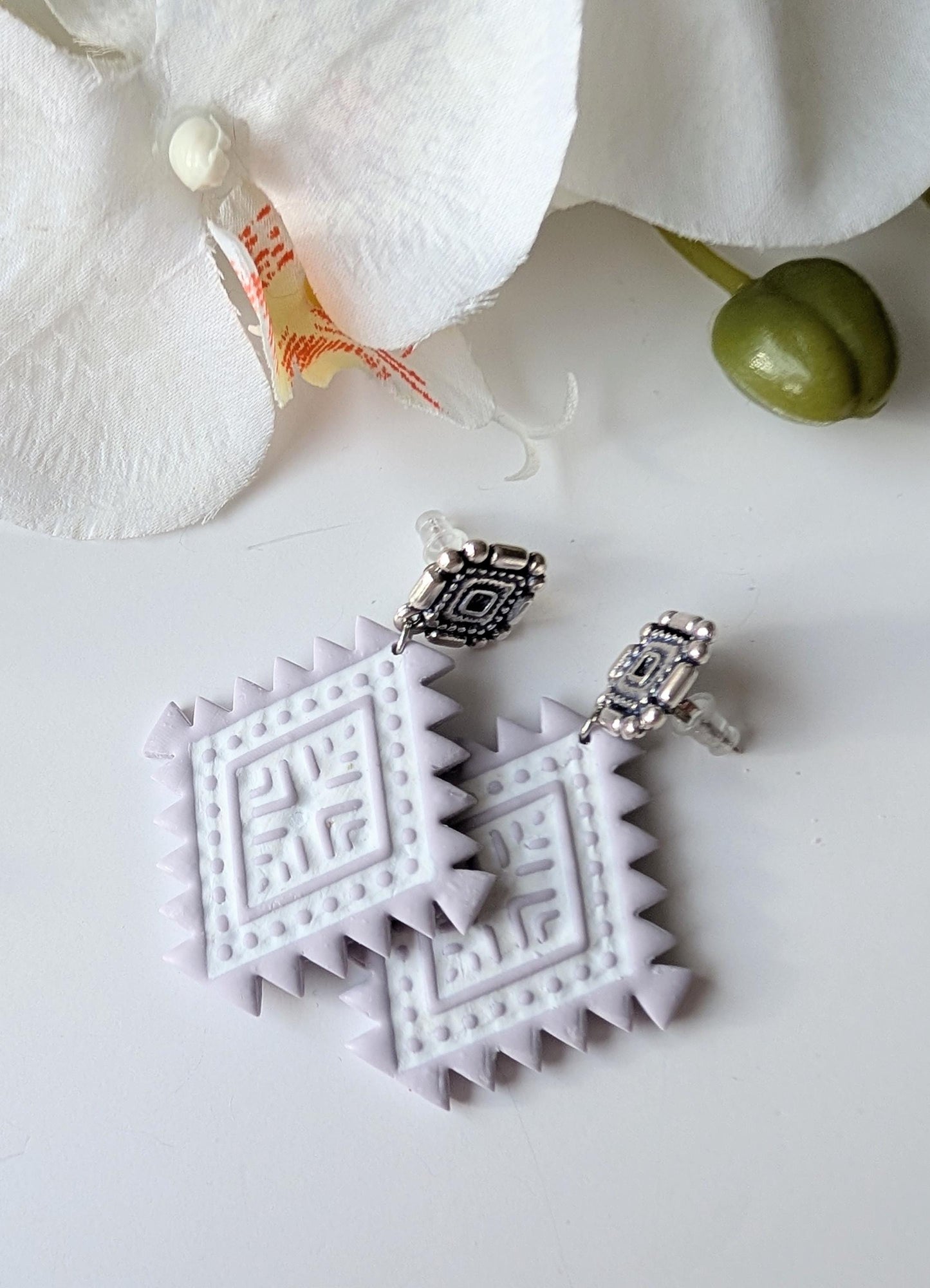 Statement drop earrings - Aztec style - Polymer clay and zamac - Lead, nickel and cadmium-free - Matte lilac