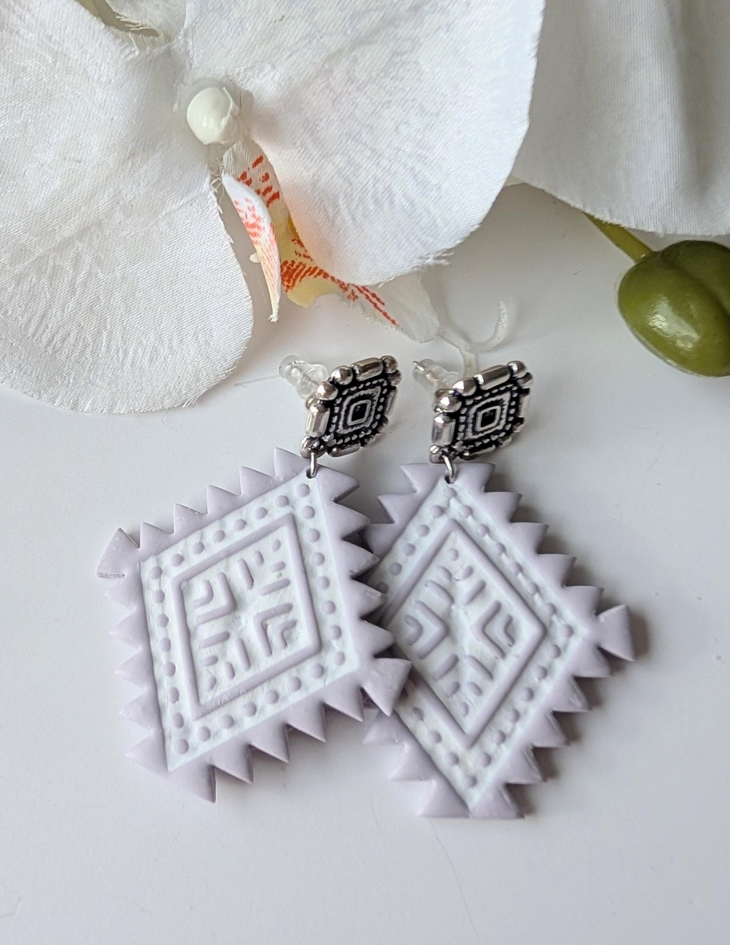 Statement drop earrings - Aztec style - Polymer clay and zamac - Lead, nickel and cadmium-free - Matte lilac