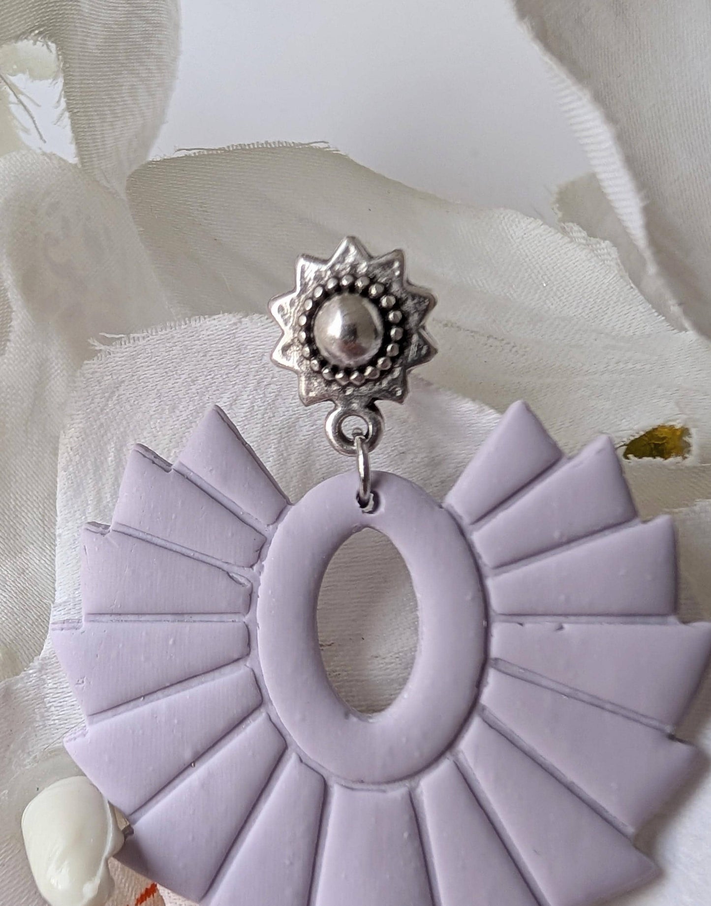 Drop earrings  - Pre-Columbian style - Polymer clay & zamac - Sun-shaped studs in silver - Nickel-Free - Lilac
