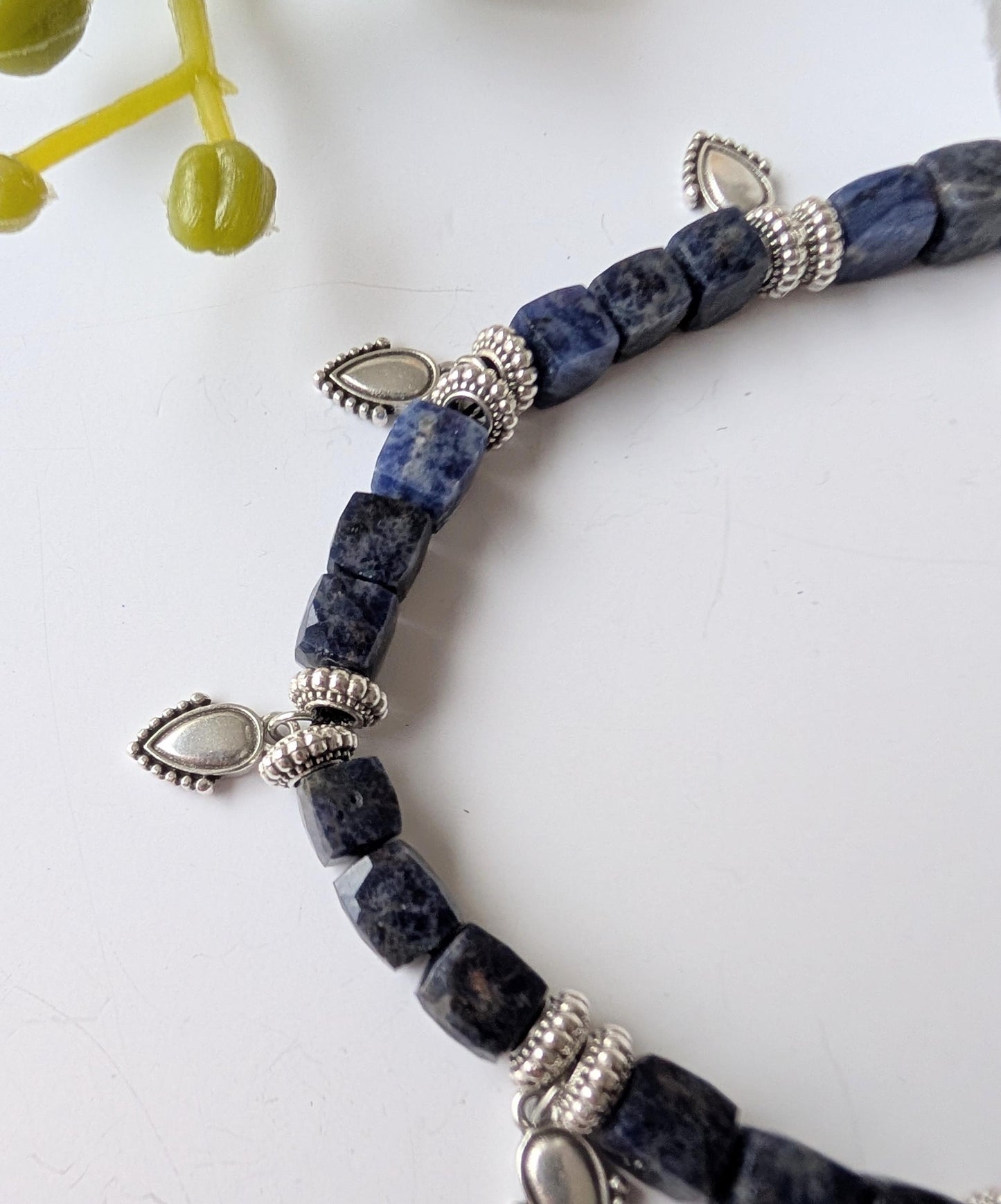 Ethnic necklace with a Pre-Columbian spirit – Natural sodalite beads – Zamac, surgical steel – Approximately 41.5 cm necklace length