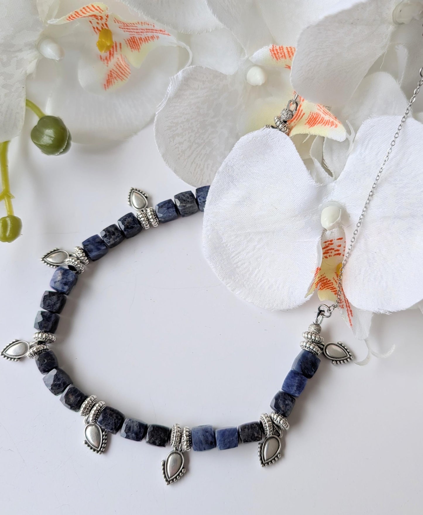 Ethnic necklace with a Pre-Columbian spirit – Natural sodalite beads – Zamac, surgical steel – Approximately 41.5 cm necklace length