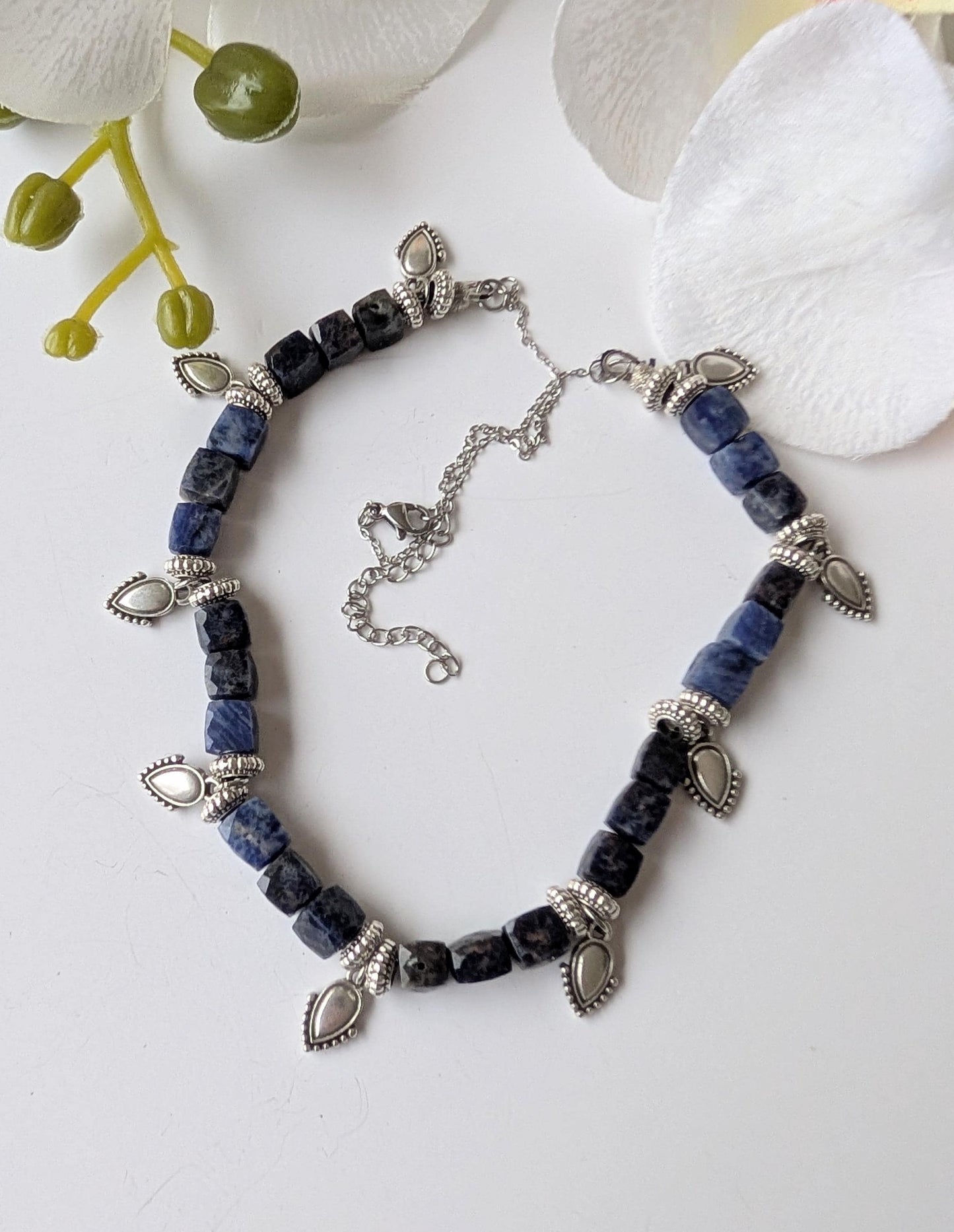 Ethnic necklace with a Pre-Columbian spirit – Natural sodalite beads – Zamac, surgical steel – Approximately 41.5 cm necklace length