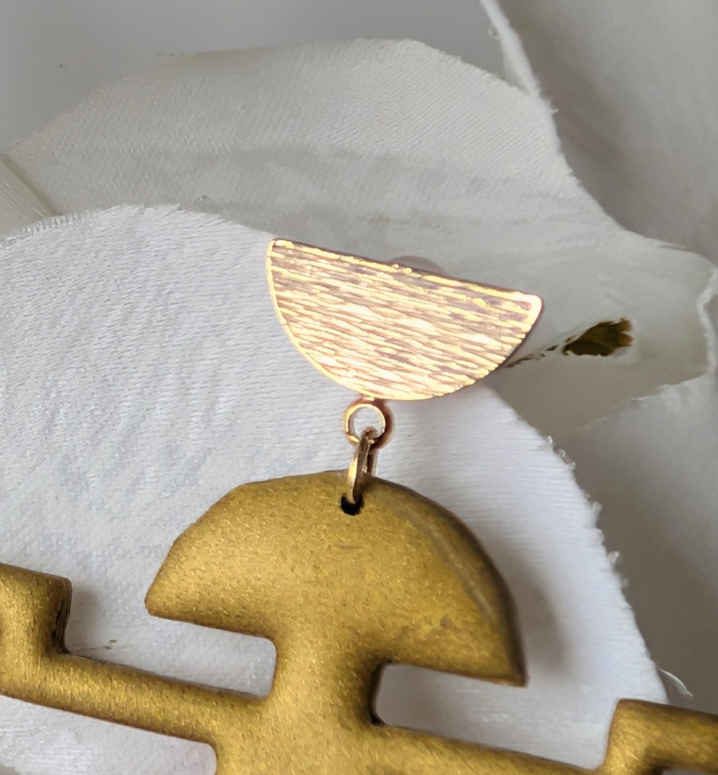 Pre-Columbian earrings - Stylized figurines - Antique gold polymer clay - Brass and gold-platted stainless steel studs - 4 cm
