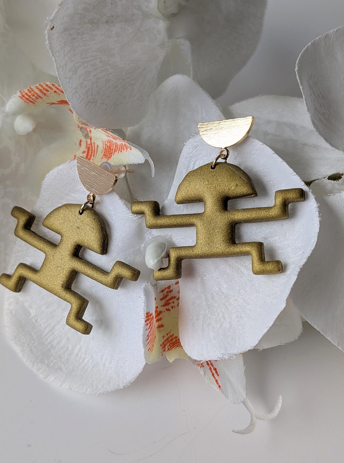Pre-Columbian earrings - Stylized figurines - Antique gold polymer clay - Brass and gold-platted stainless steel studs - 4 cm