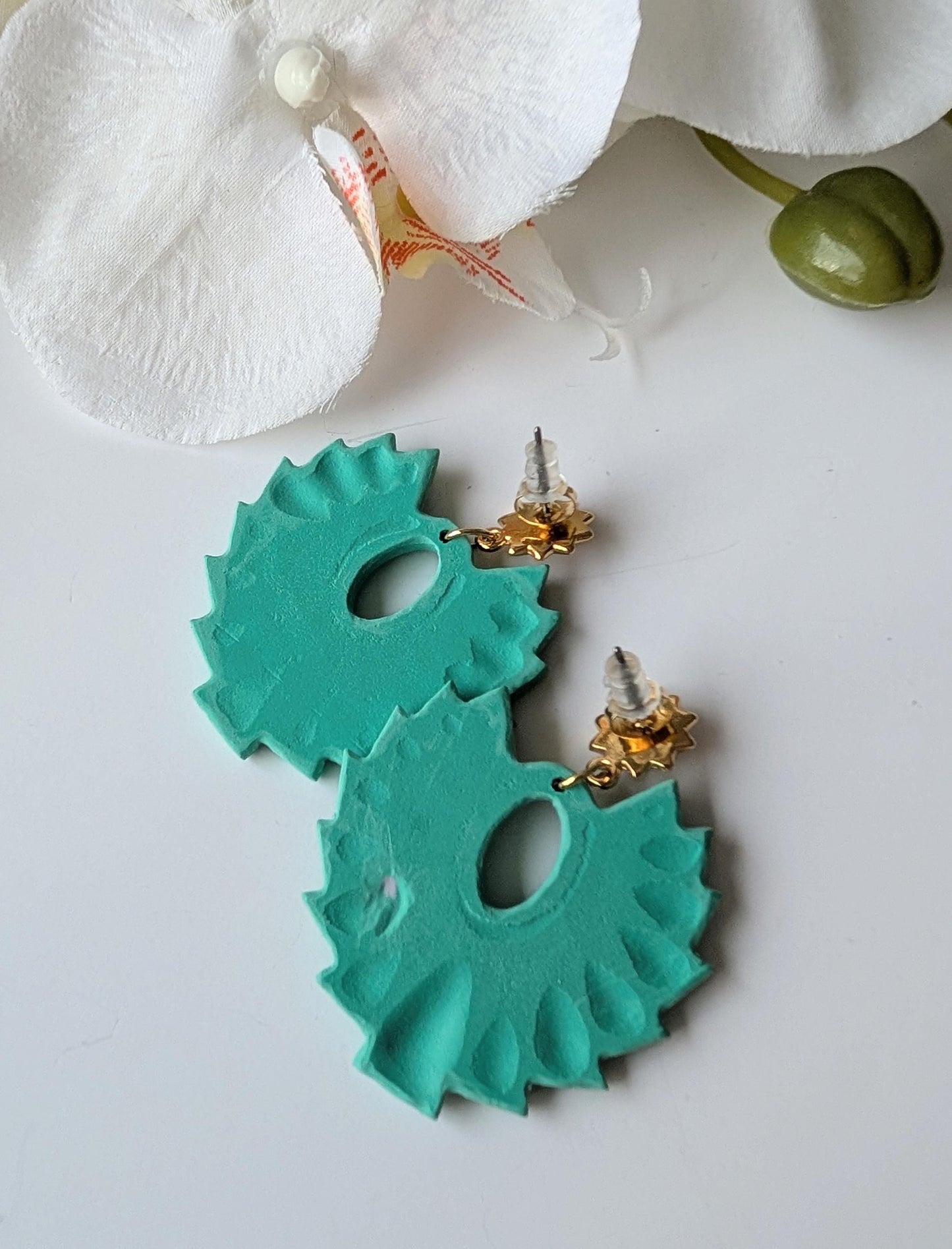 Drop earrings  - Pre-Columbian style - Polymer clay & zamac - Sun-shaped studs in gold - Nickel-Free - Juniper green