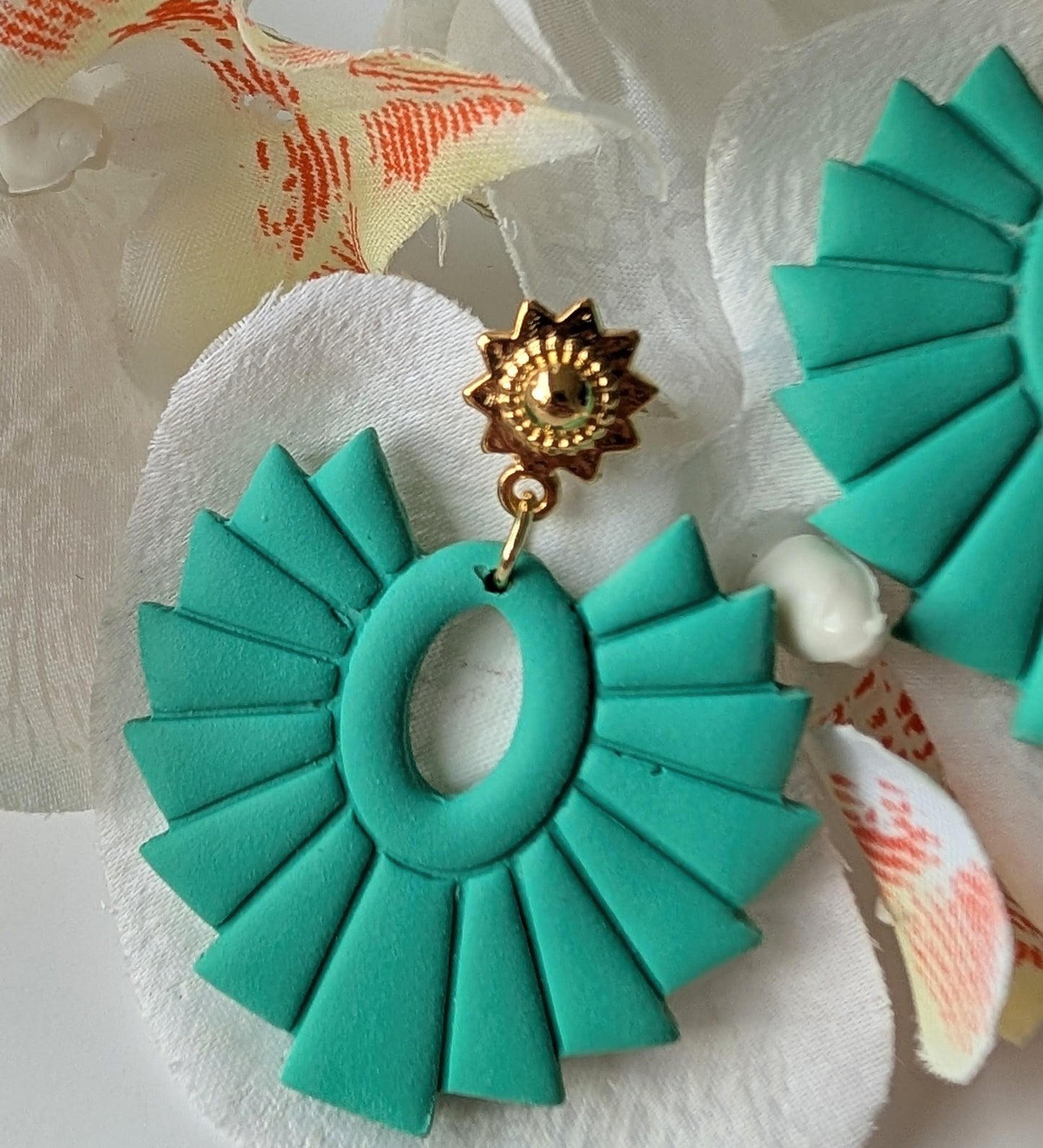 Drop earrings  - Pre-Columbian style - Polymer clay & zamac - Sun-shaped studs in gold - Nickel-Free - Juniper green