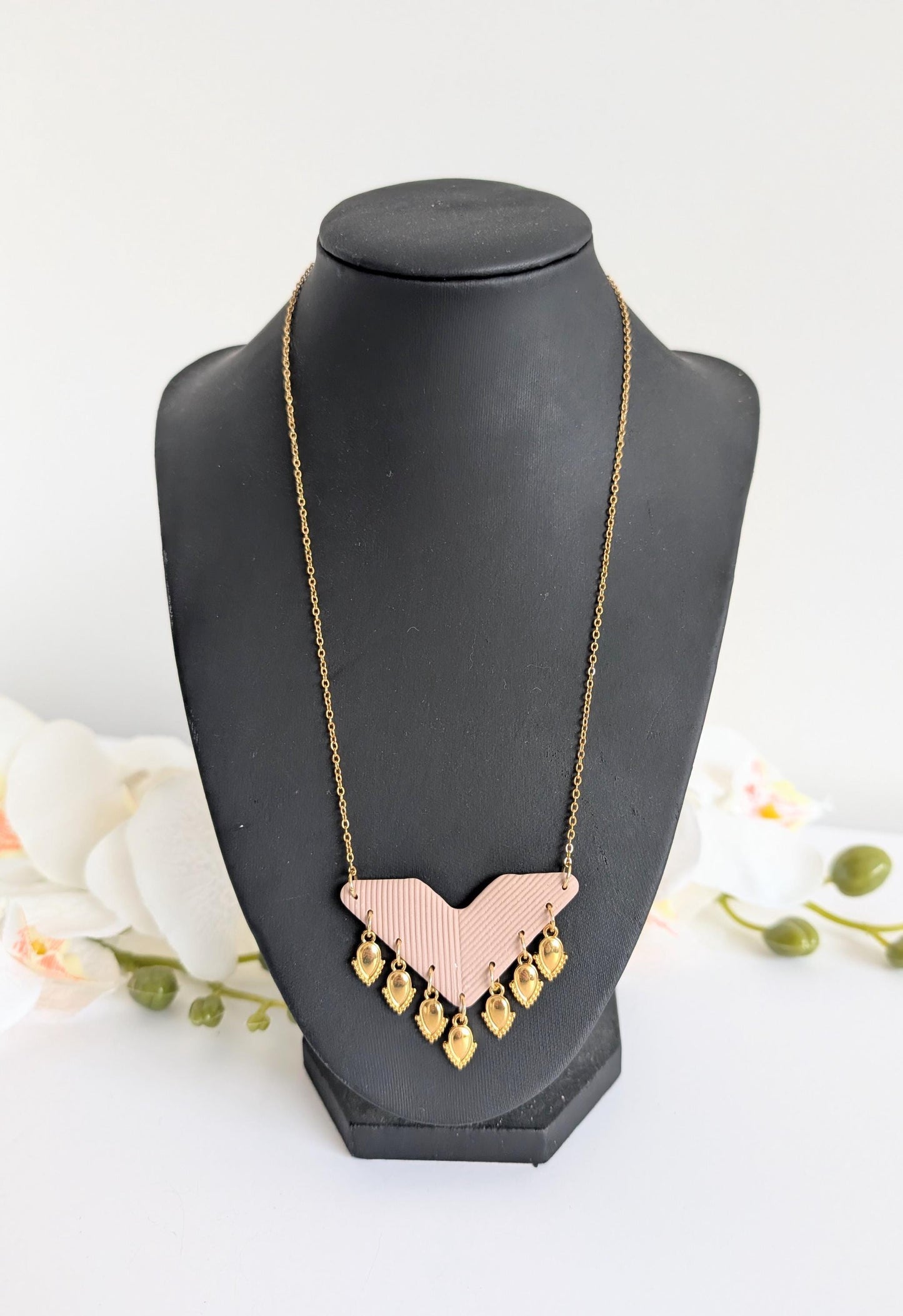 Collier doré avec pendentif chevron en pâte polymère et pampilles ethniques