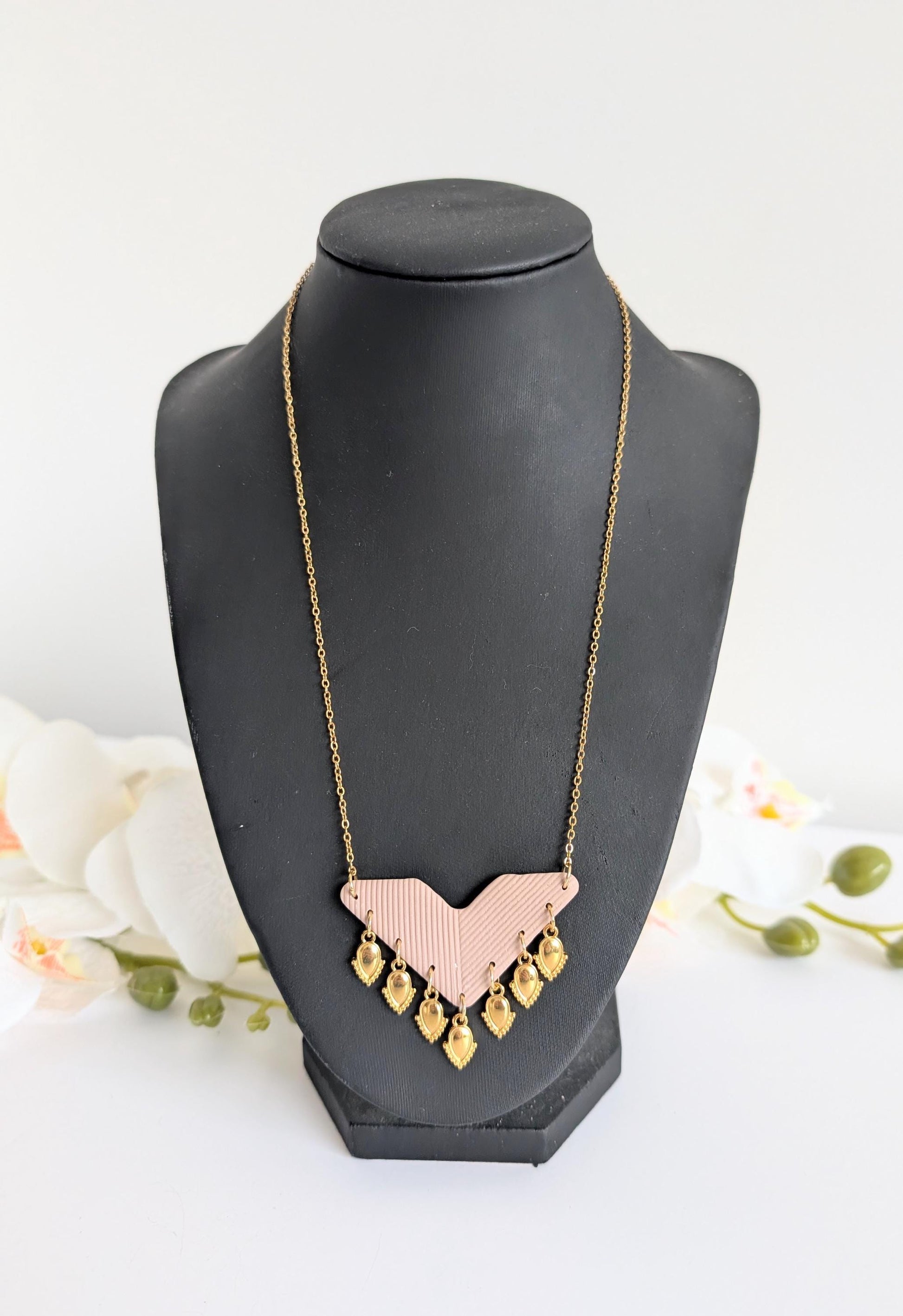 Collier doré avec pendentif chevron en pâte polymère et pampilles ethniques