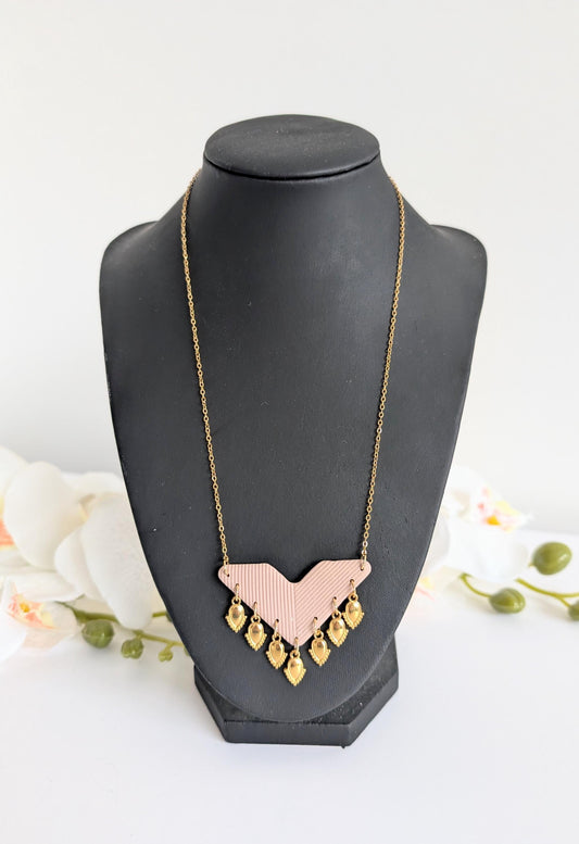 Collier doré avec pendentif chevron en pâte polymère et pampilles ethniques