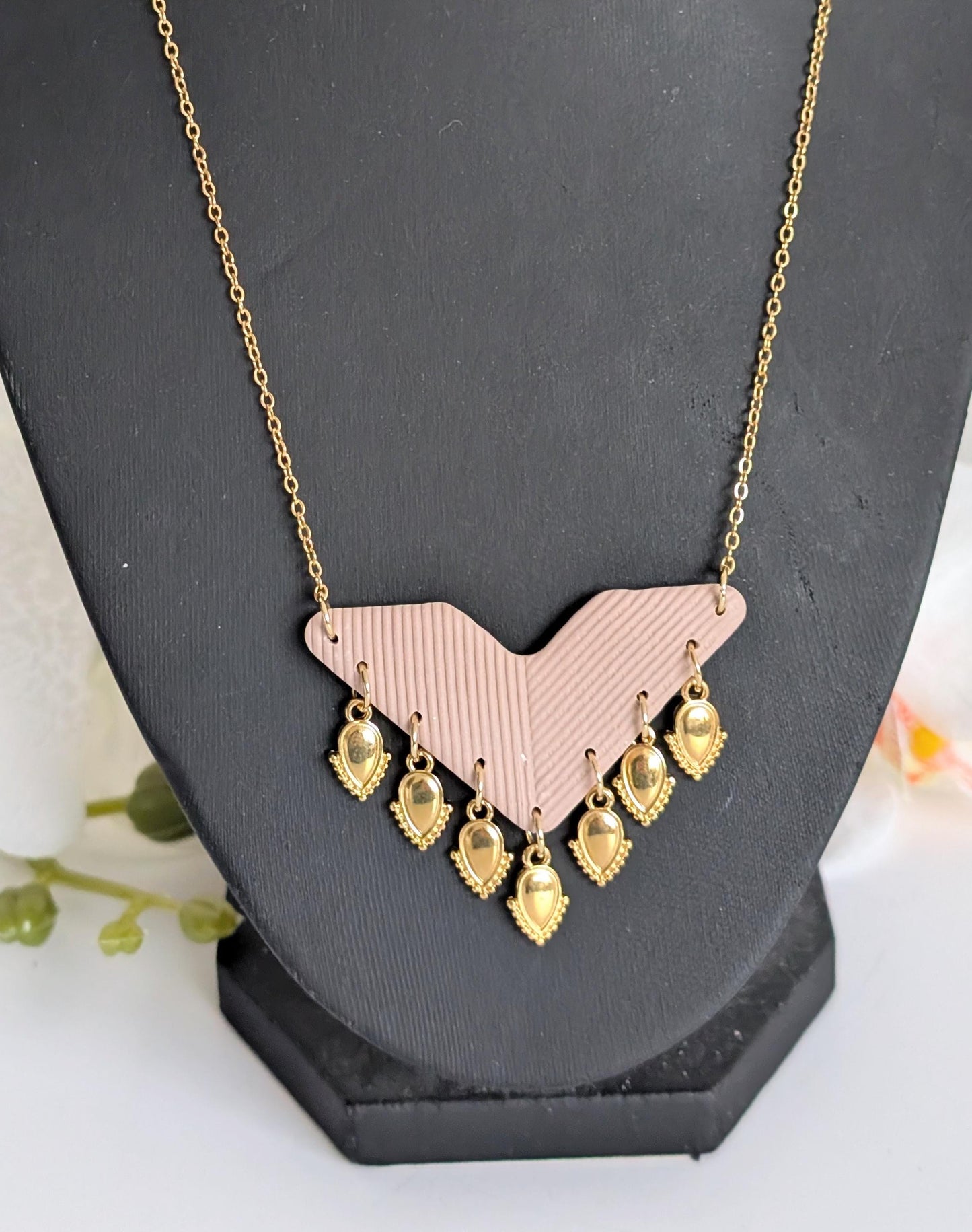 Ethnic necklace with textured chevron pendant – Gold and rosewood – Polymer clay, surgical steel and zamac – 48 cm neck circumference