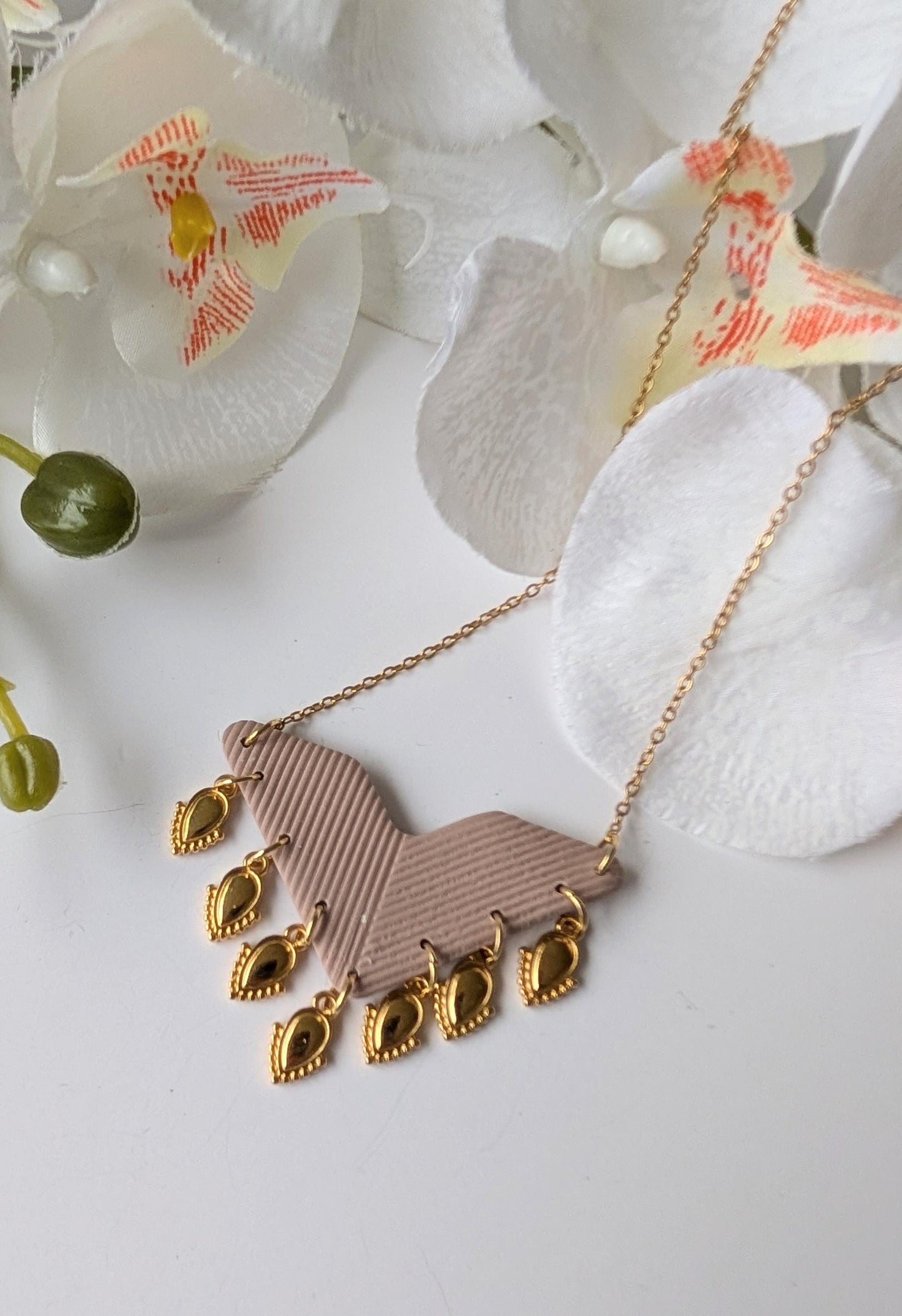 Ethnic necklace with textured chevron pendant – Gold and rosewood – Polymer clay, surgical steel and zamac – 48 cm neck circumference