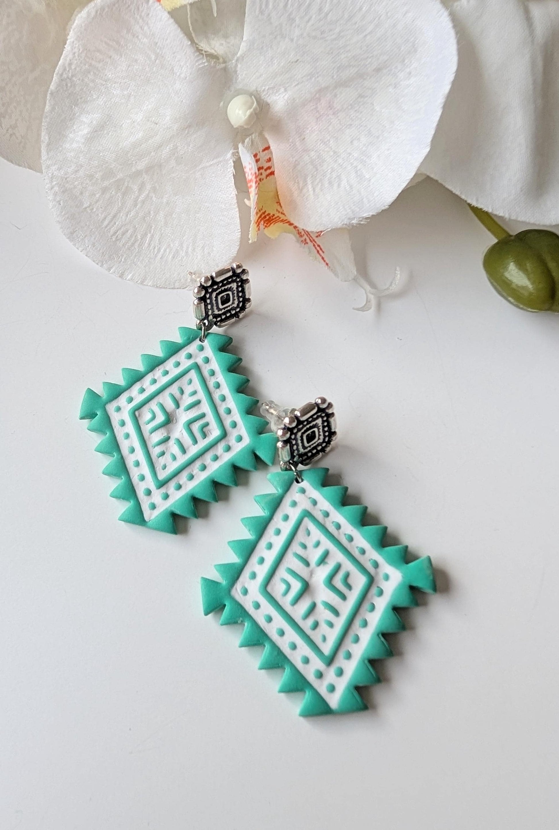 Boucles d’oreilles losanges ethniques vertes
