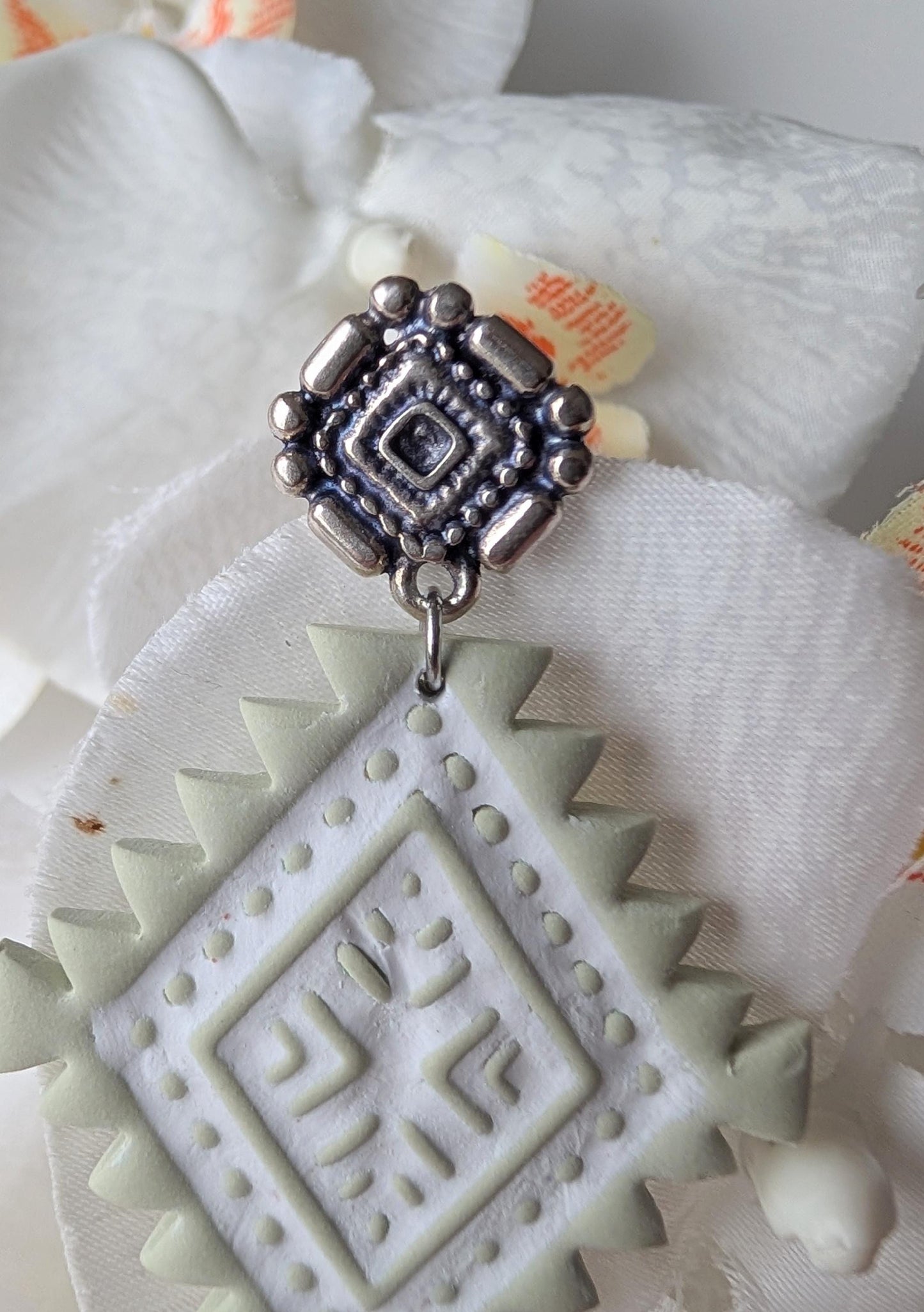Set torque necklace and earrings - Aztec style - Polymer clay, stainless steel and zamac - Sage green and white