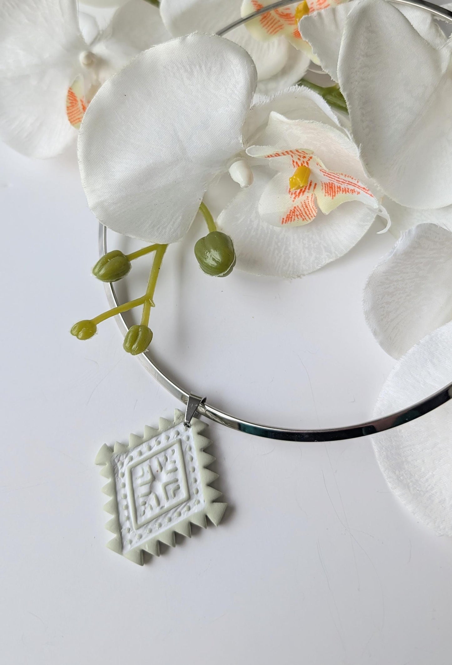Set torque necklace and earrings - Aztec style - Polymer clay, stainless steel and zamac - Sage green and white