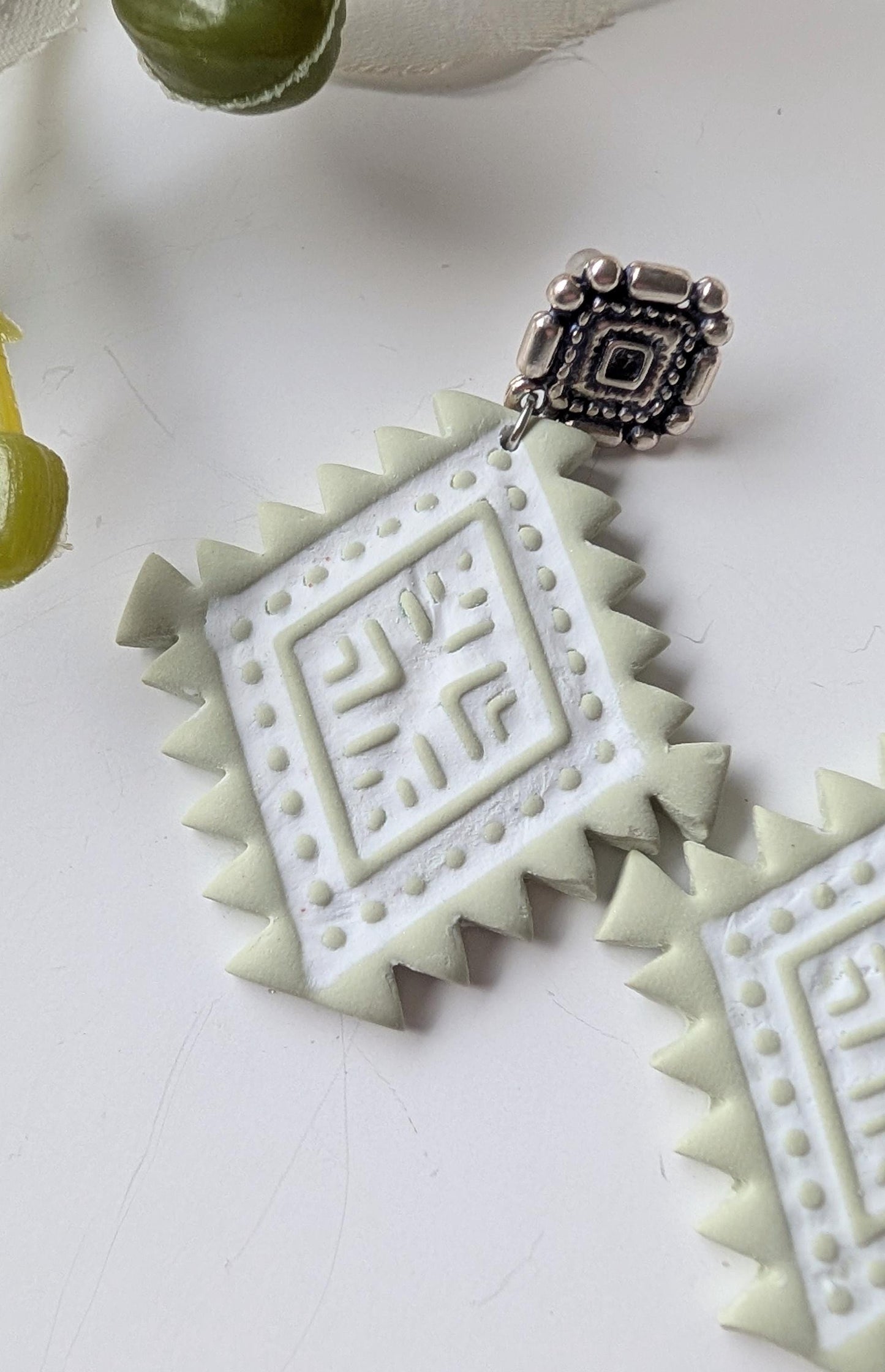 Set torque necklace and earrings - Aztec style - Polymer clay, stainless steel and zamac - Sage green and white
