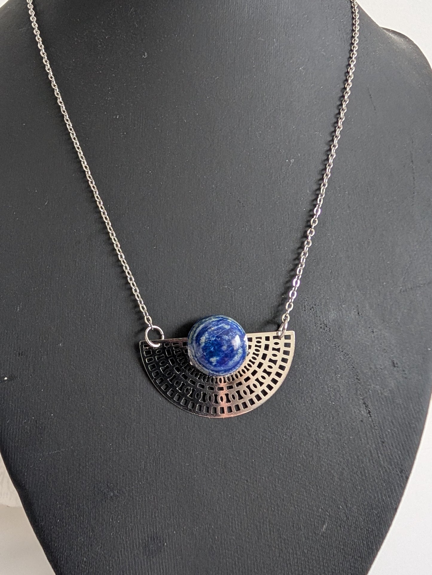Tribal necklace inspired by the Mayan spirit – Lapis Lazuli, surgical steel and brass – Approx. 47 cm necklace length