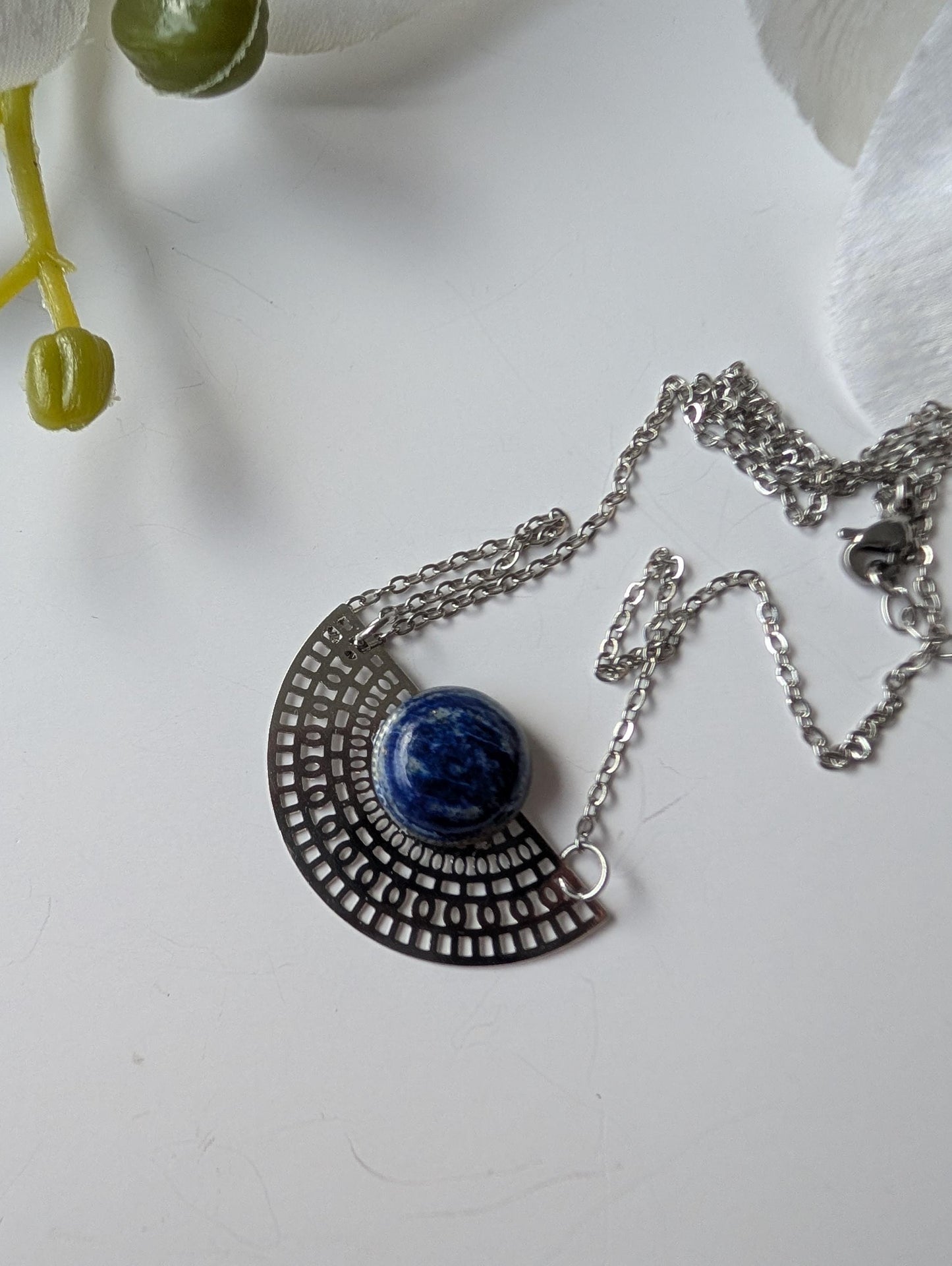 Tribal necklace inspired by the Mayan spirit – Lapis Lazuli, surgical steel and brass – Approx. 47 cm necklace length