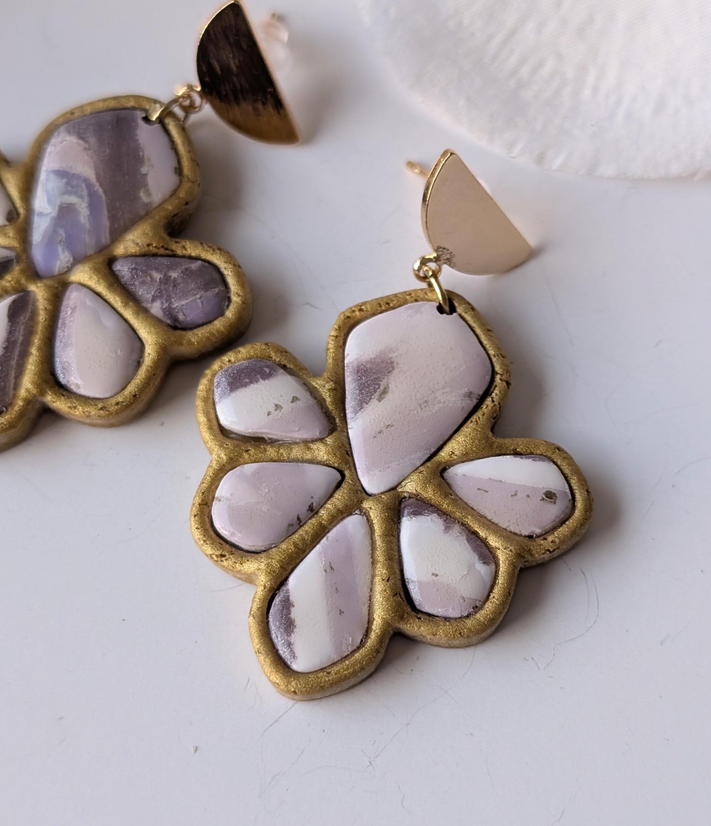 Statement earrings with amerindian inspiration - Faux amethyst effect - Polymer clay, gold-platted brass & stainless steel - Hypoallergenic