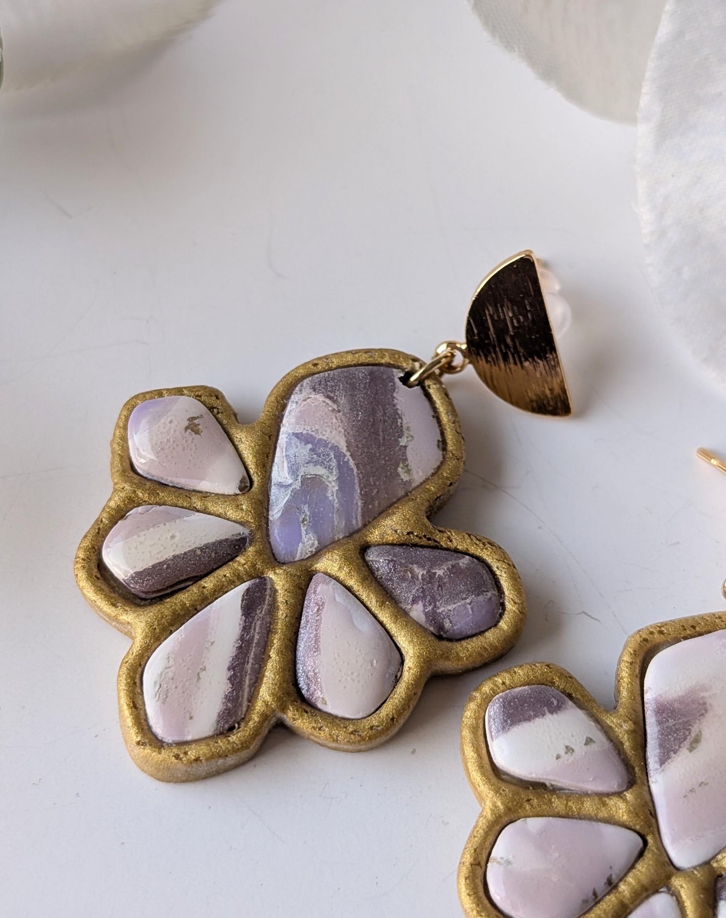 Statement earrings with amerindian inspiration - Faux amethyst effect - Polymer clay, gold-platted brass & stainless steel - Hypoallergenic