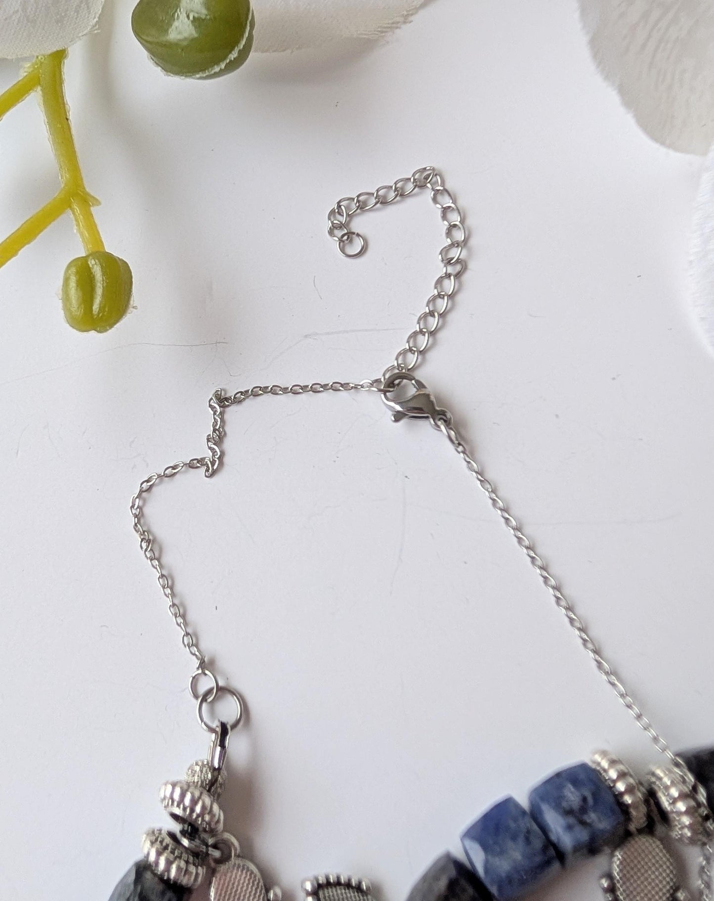 Ethnic necklace with a Pre-Columbian spirit – Natural sodalite beads – Zamac, surgical steel – Approximately 41.5 cm necklace length