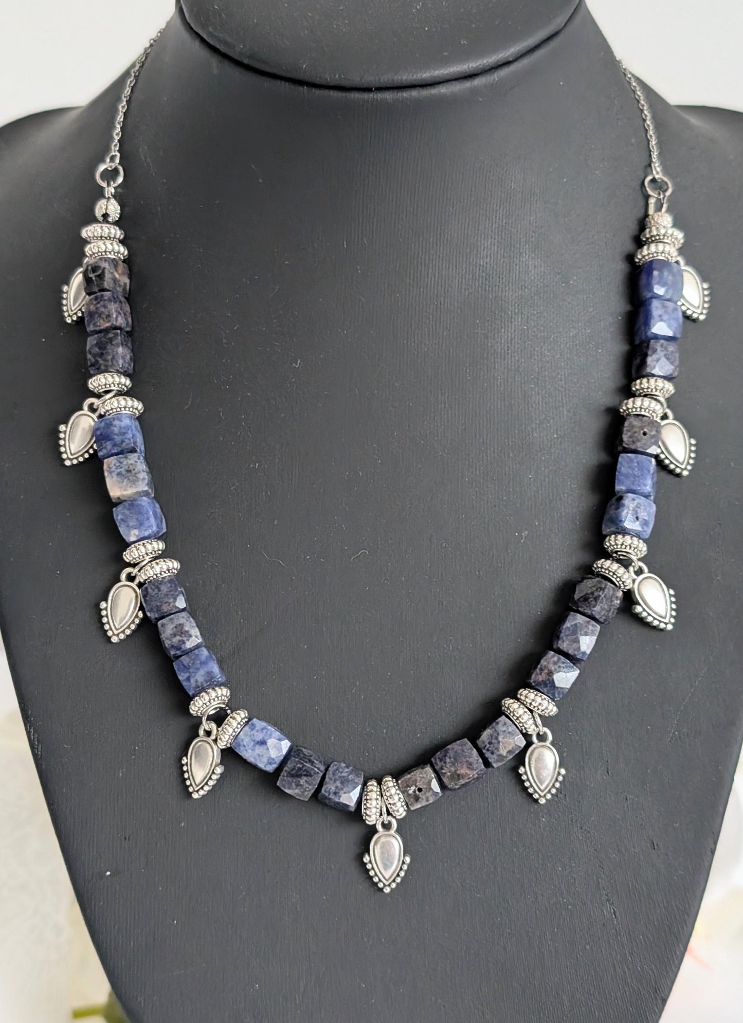 Ethnic necklace with a Pre-Columbian spirit – Natural sodalite beads – Zamac, surgical steel – Approximately 41.5 cm necklace length