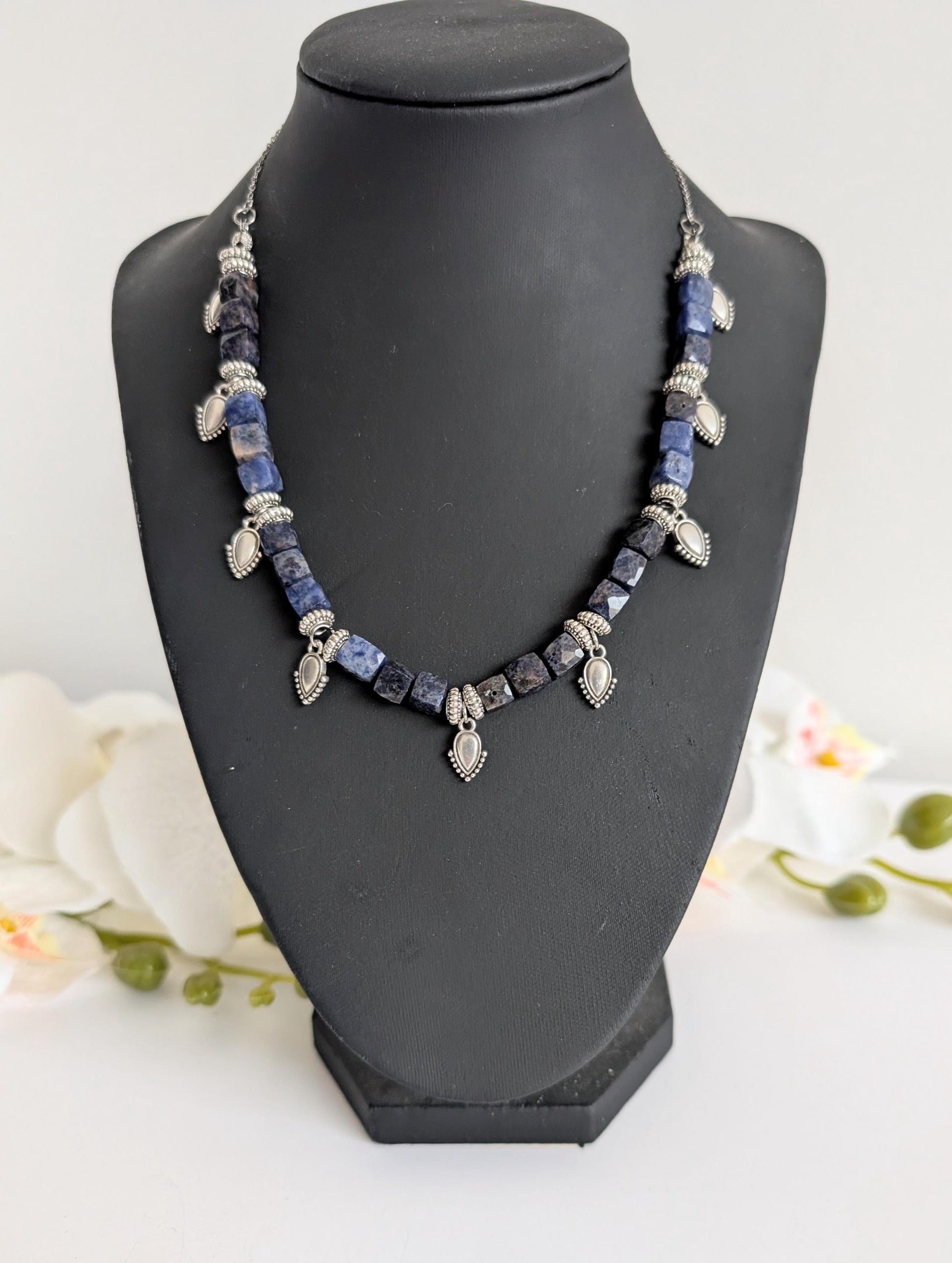Collier de perles en sodalite avec pampilles ethniques