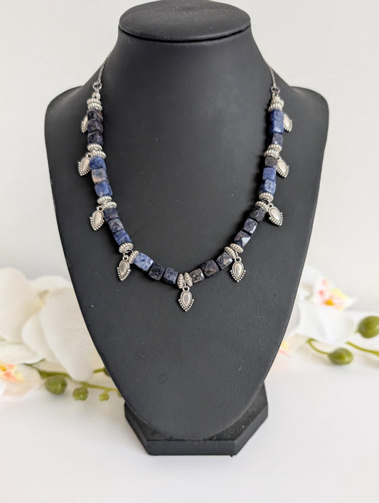 Collier de perles en sodalite avec pampilles ethniques
