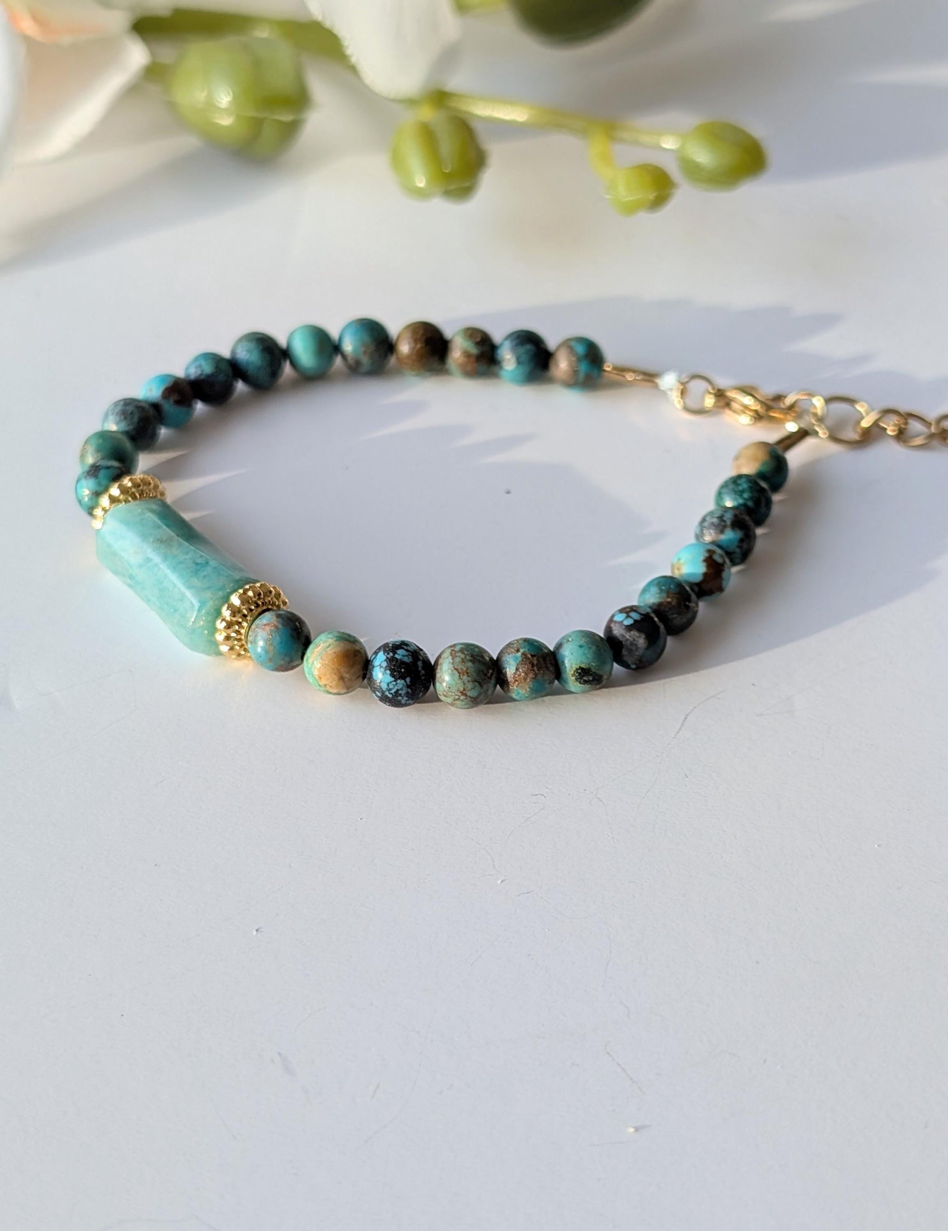 Bracelet avec perles rondes en turquoise africaine et perle cylindrique en amazonite
