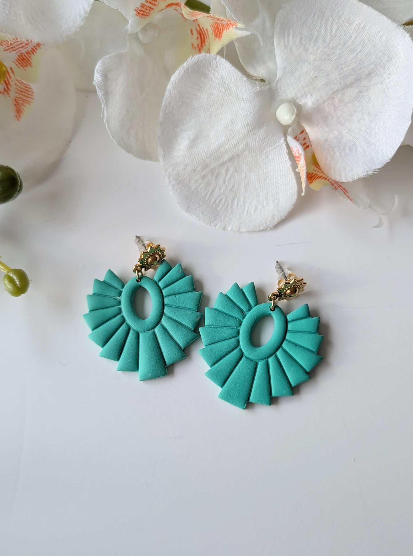 Drop earrings  - Pre-Columbian style - Polymer clay & zamac - Sun-shaped studs in gold - Nickel-Free - Juniper green