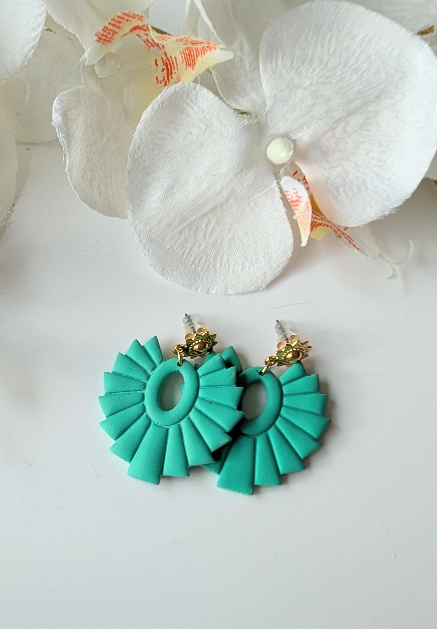 Drop earrings  - Pre-Columbian style - Polymer clay & zamac - Sun-shaped studs in gold - Nickel-Free - Juniper green