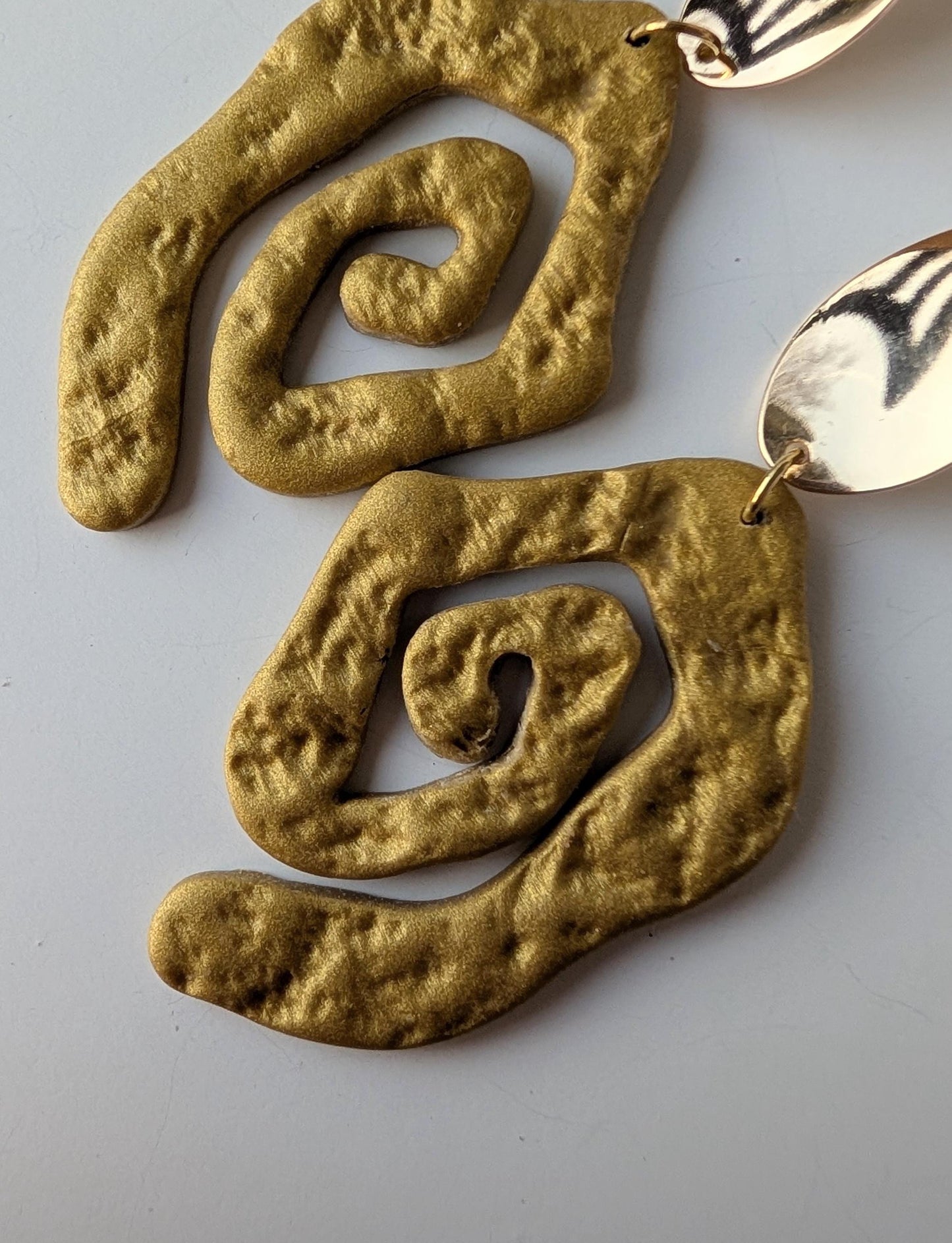 Spiral-shaped earrings - Tribal style - Polymer clay & stainless steel - Lightweight and hypoallergenic