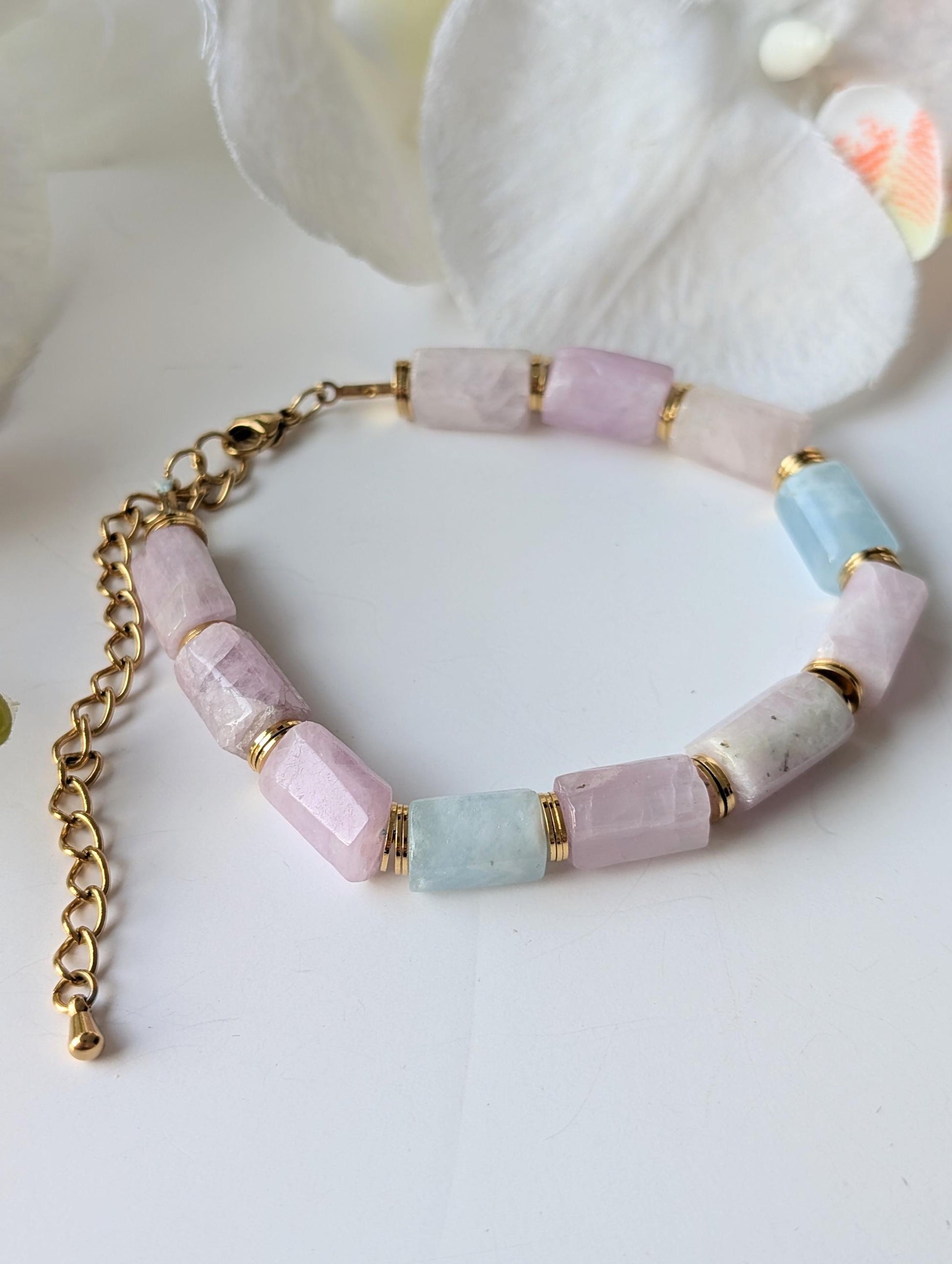 Bracelet avec perles en morganite et rondelles en laiton