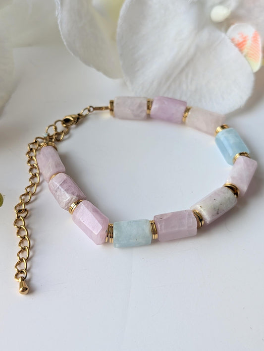 Bracelet avec perles en morganite et rondelles en laiton