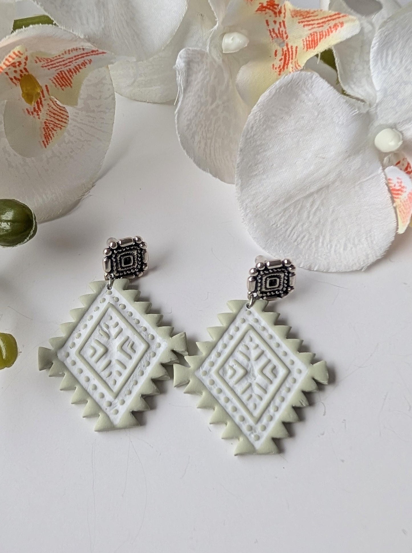 Set torque necklace and earrings - Aztec style - Polymer clay, stainless steel and zamac - Sage green and white
