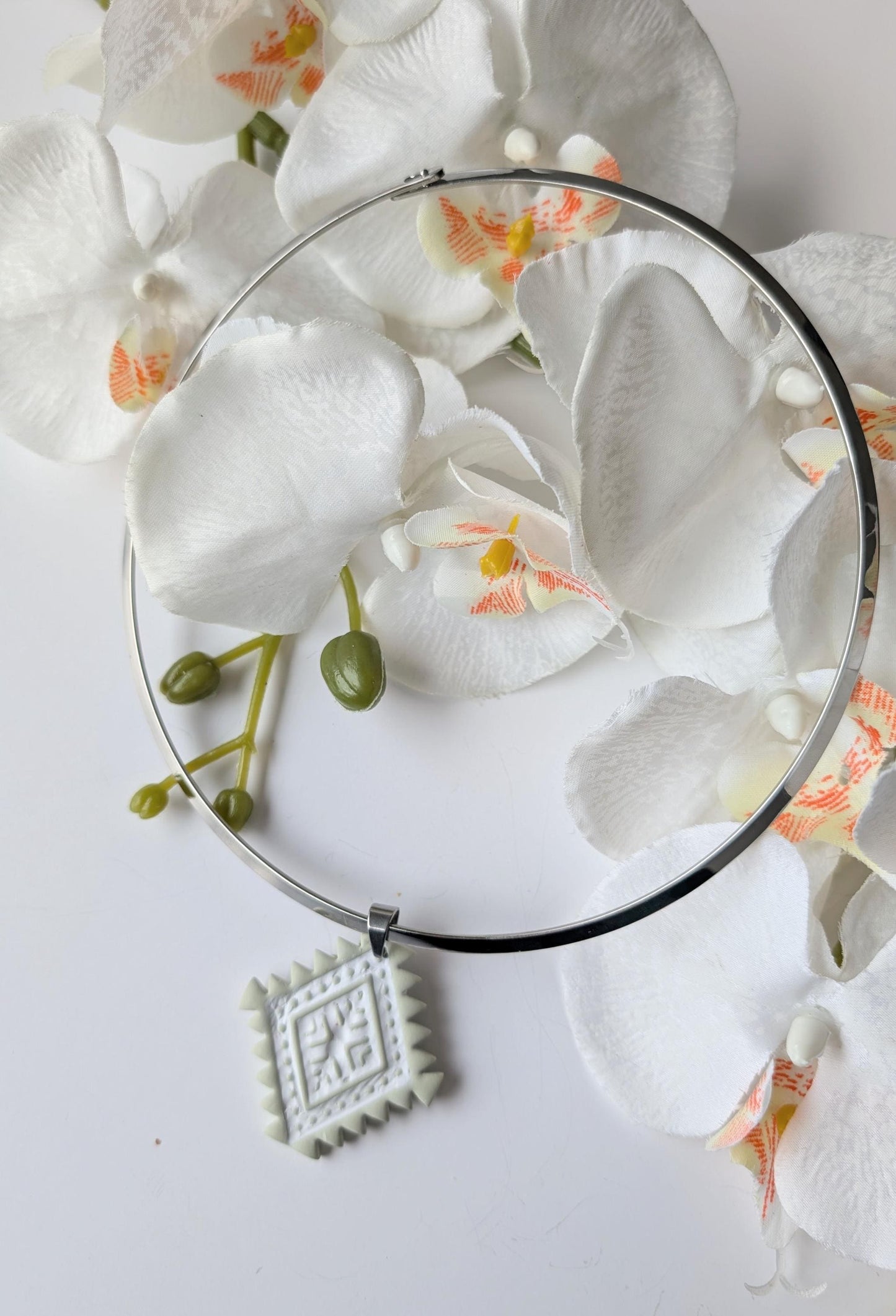 Set torque necklace and earrings - Aztec style - Polymer clay, stainless steel and zamac - Sage green and white