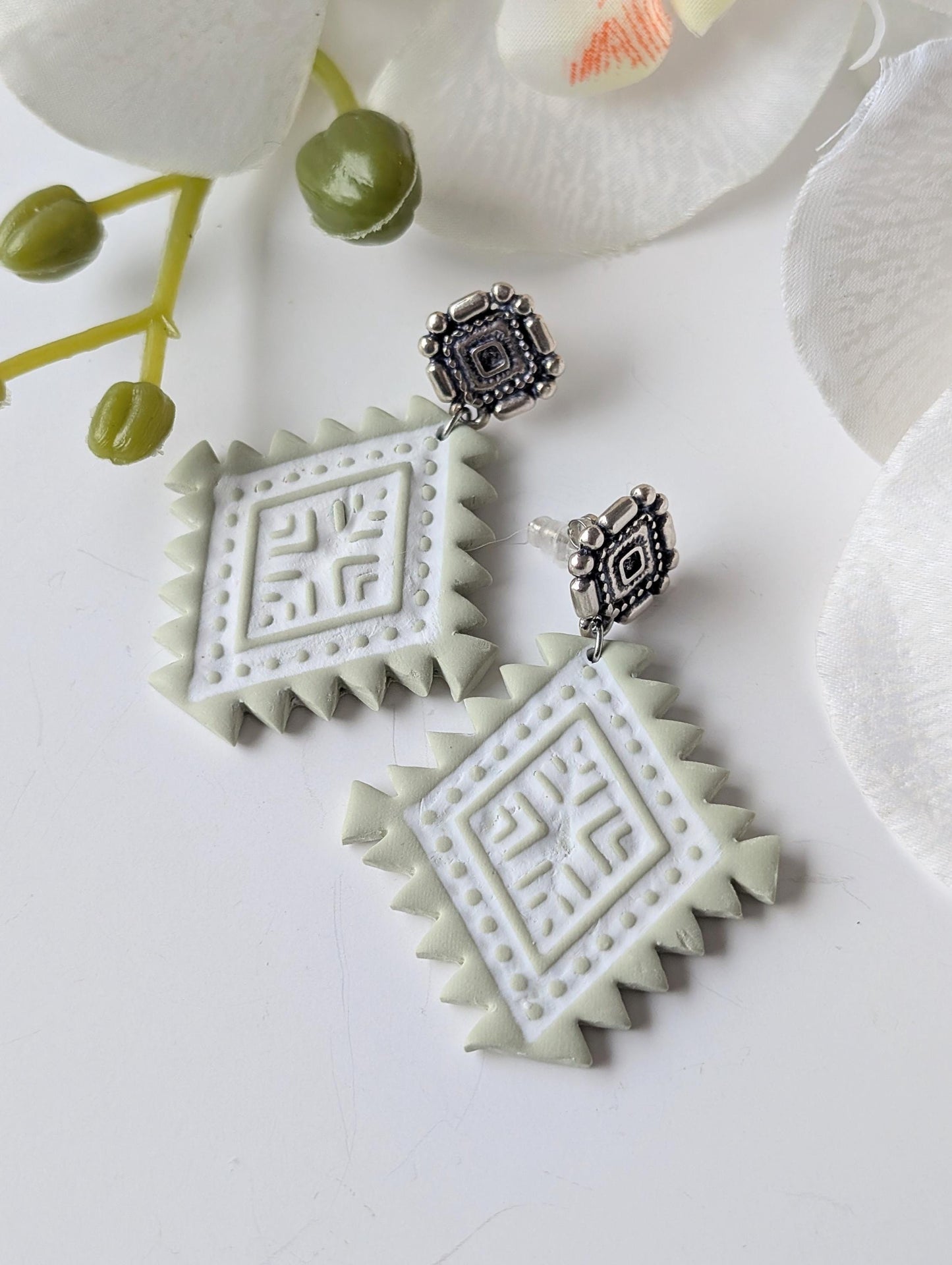 Set torque necklace and earrings - Aztec style - Polymer clay, stainless steel and zamac - Sage green and white