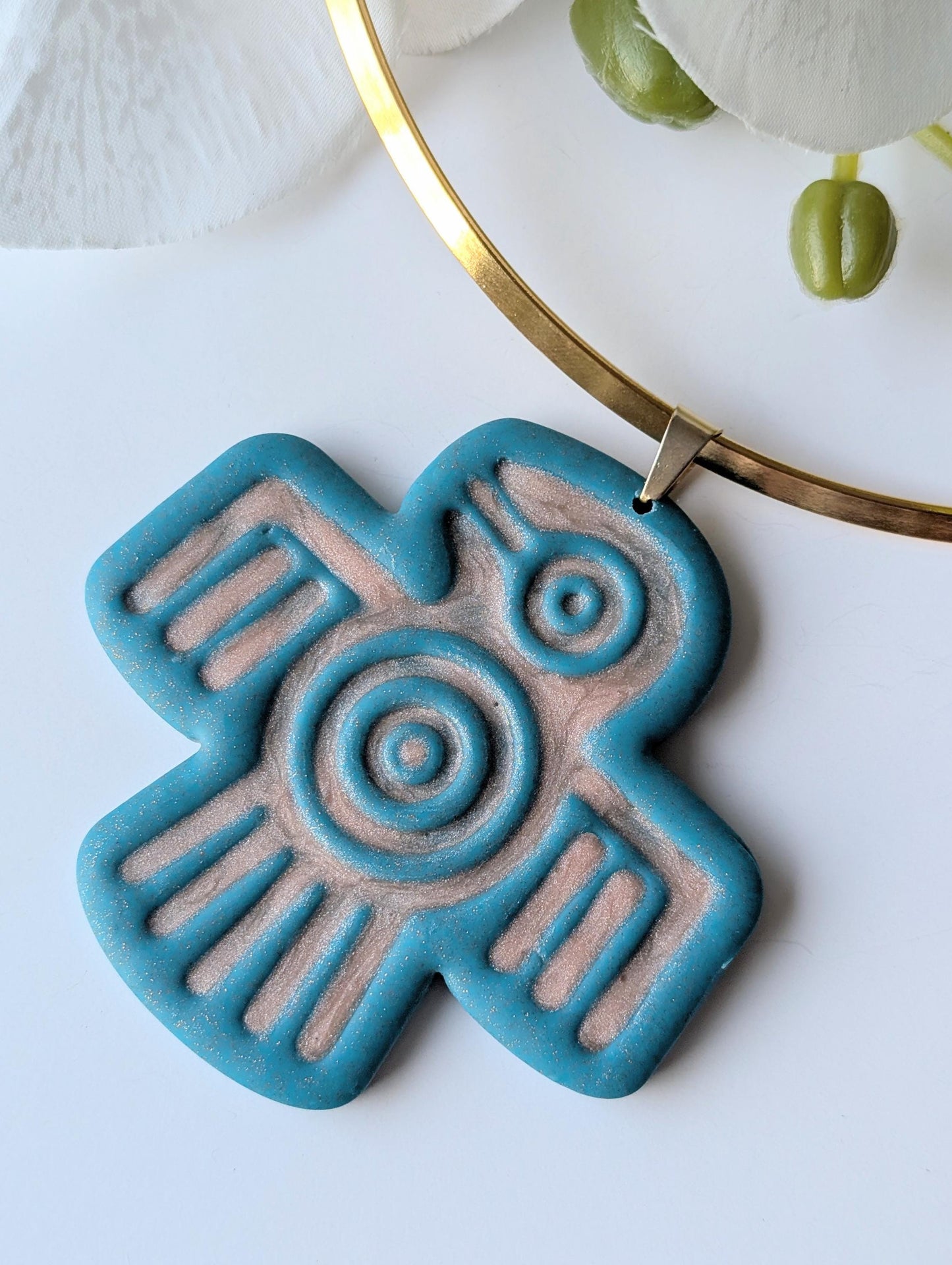 Torque necklace with Aztec bird pendant – Polymer clay & stainless steel – Teal blue and gold – Hypoallergenic