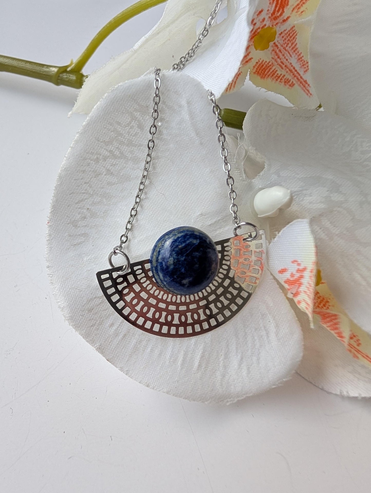 Tribal necklace inspired by the Mayan spirit – Lapis Lazuli, surgical steel and brass – Approx. 47 cm necklace length