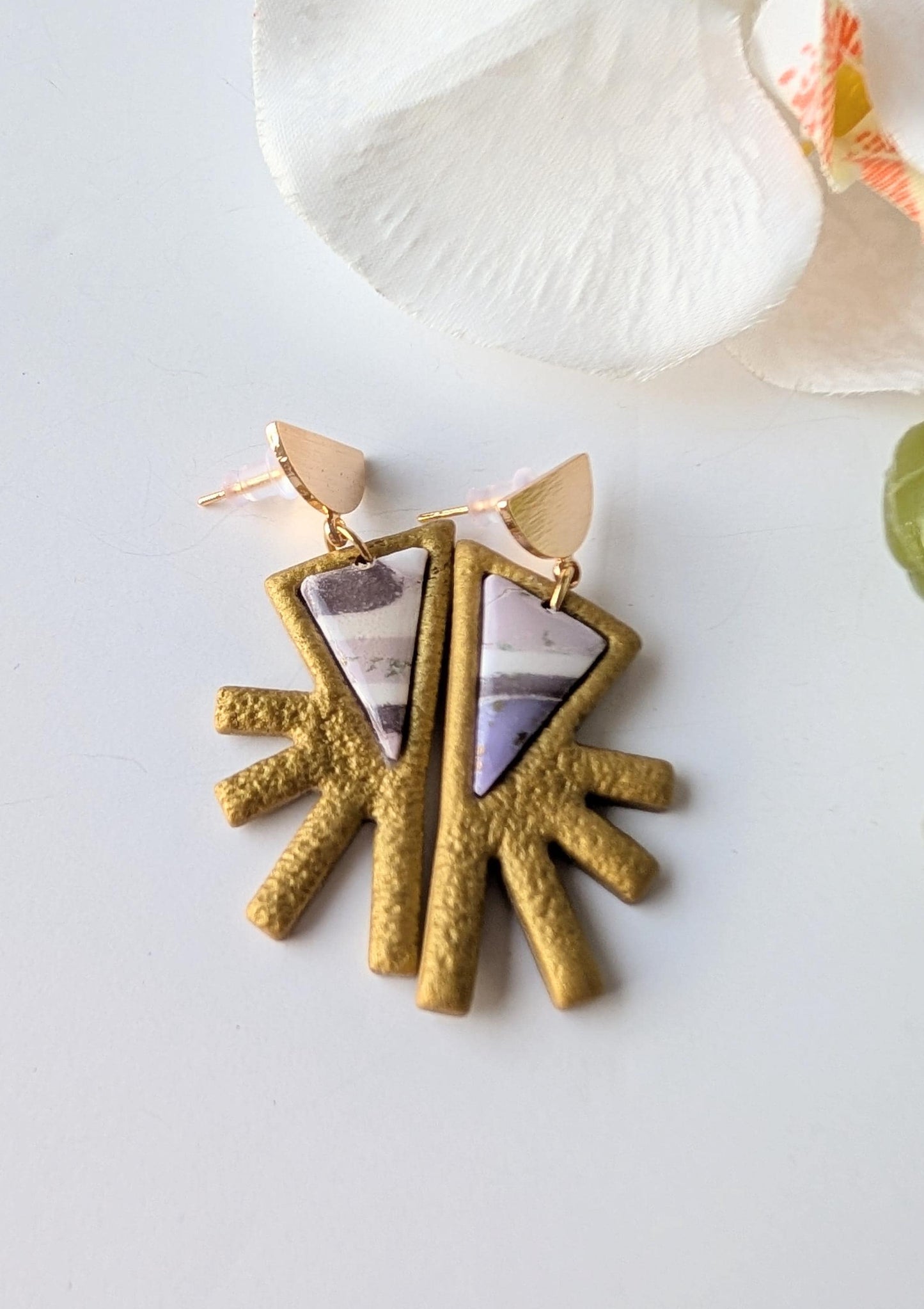 Triangular tribal earrings - Faux amethyst - Polymer clay, brass and stainless steel - Lightweight and hypoqllergenic