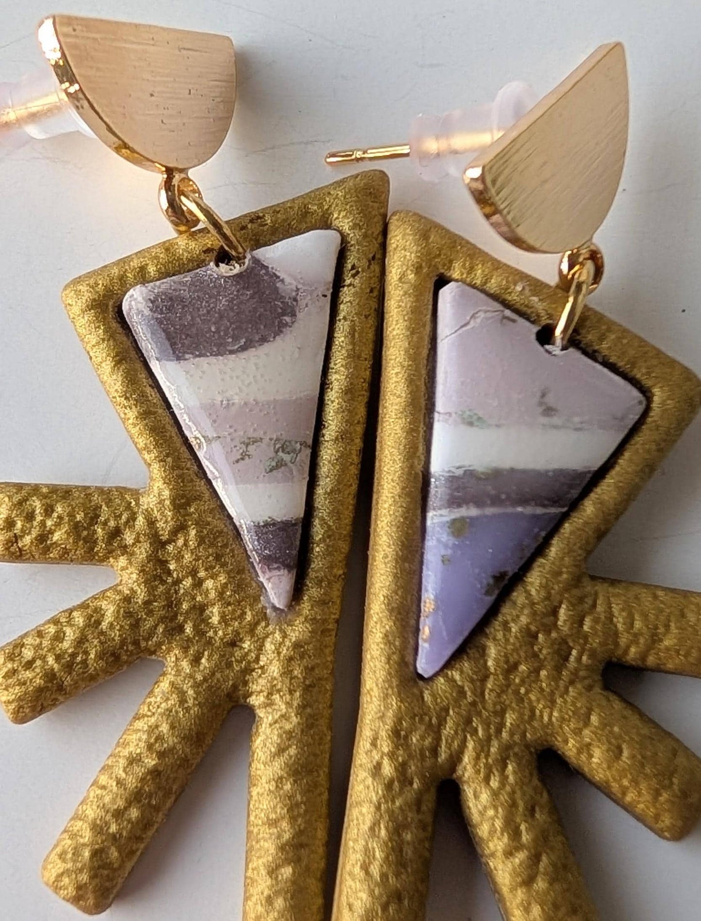 Triangular tribal earrings - Faux amethyst - Polymer clay, brass and stainless steel - Lightweight and hypoqllergenic