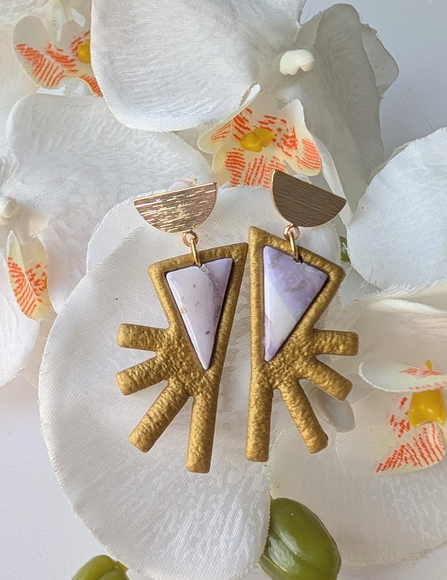 Triangular tribal earrings - Faux amethyst - Polymer clay, brass and stainless steel - Lightweight and hypoqllergenic