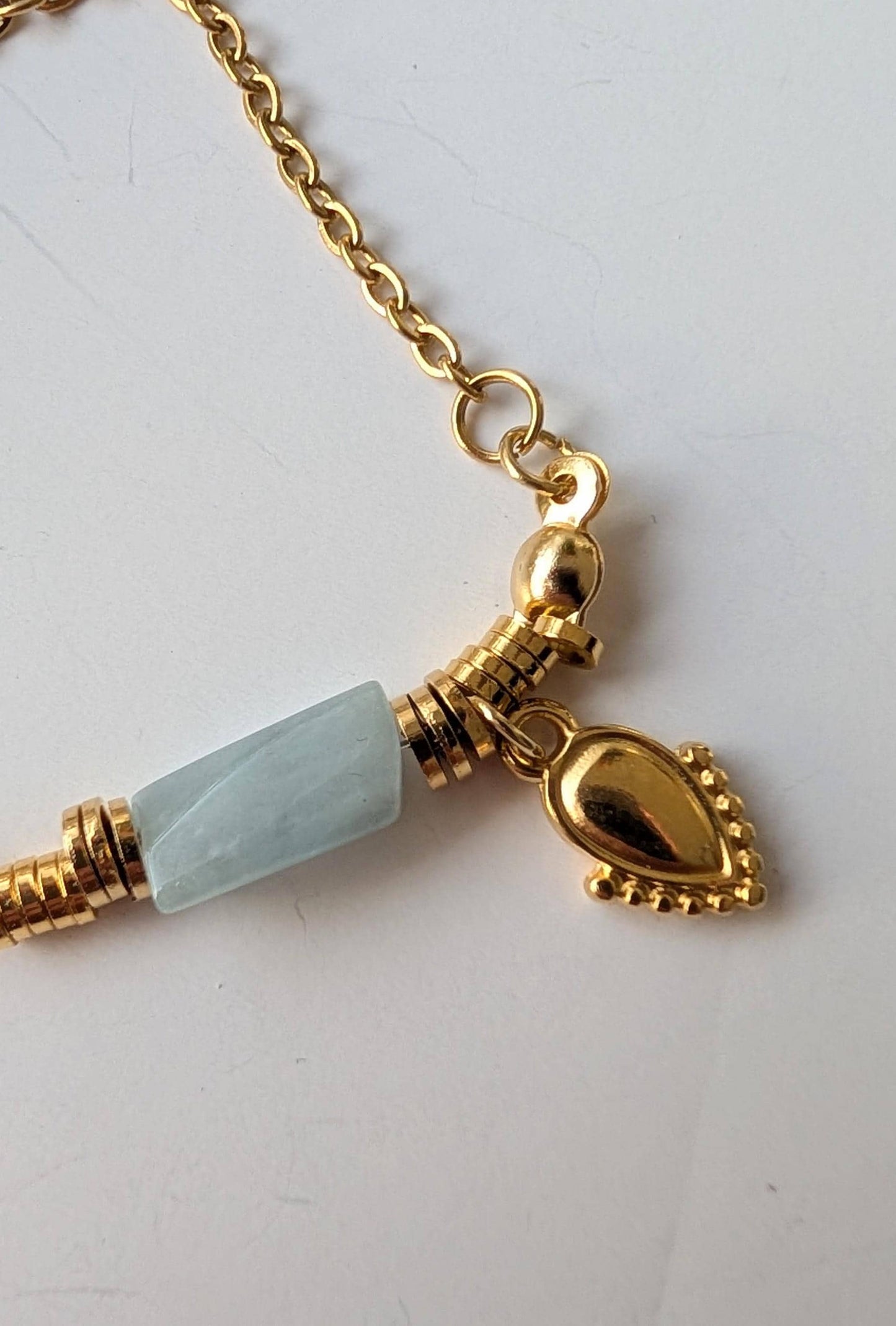 Ethnic bracelet - Aquamarine, brass, zamac and stainless steel - 24K gold plated - Approximately 19 cm - Adjustable