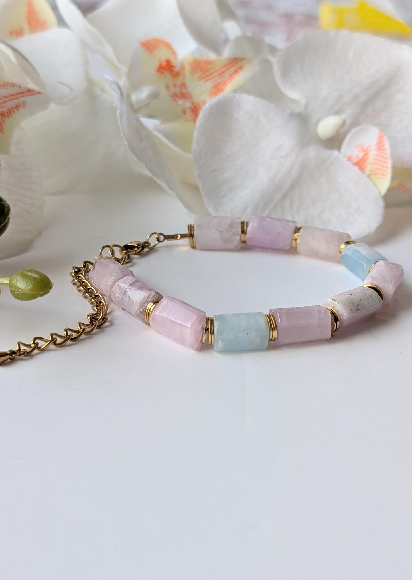 Bracelet with ethnic inspiration - Natural morganite beads, brass and stainless steel - Gold platted - Approximately 20 cm long