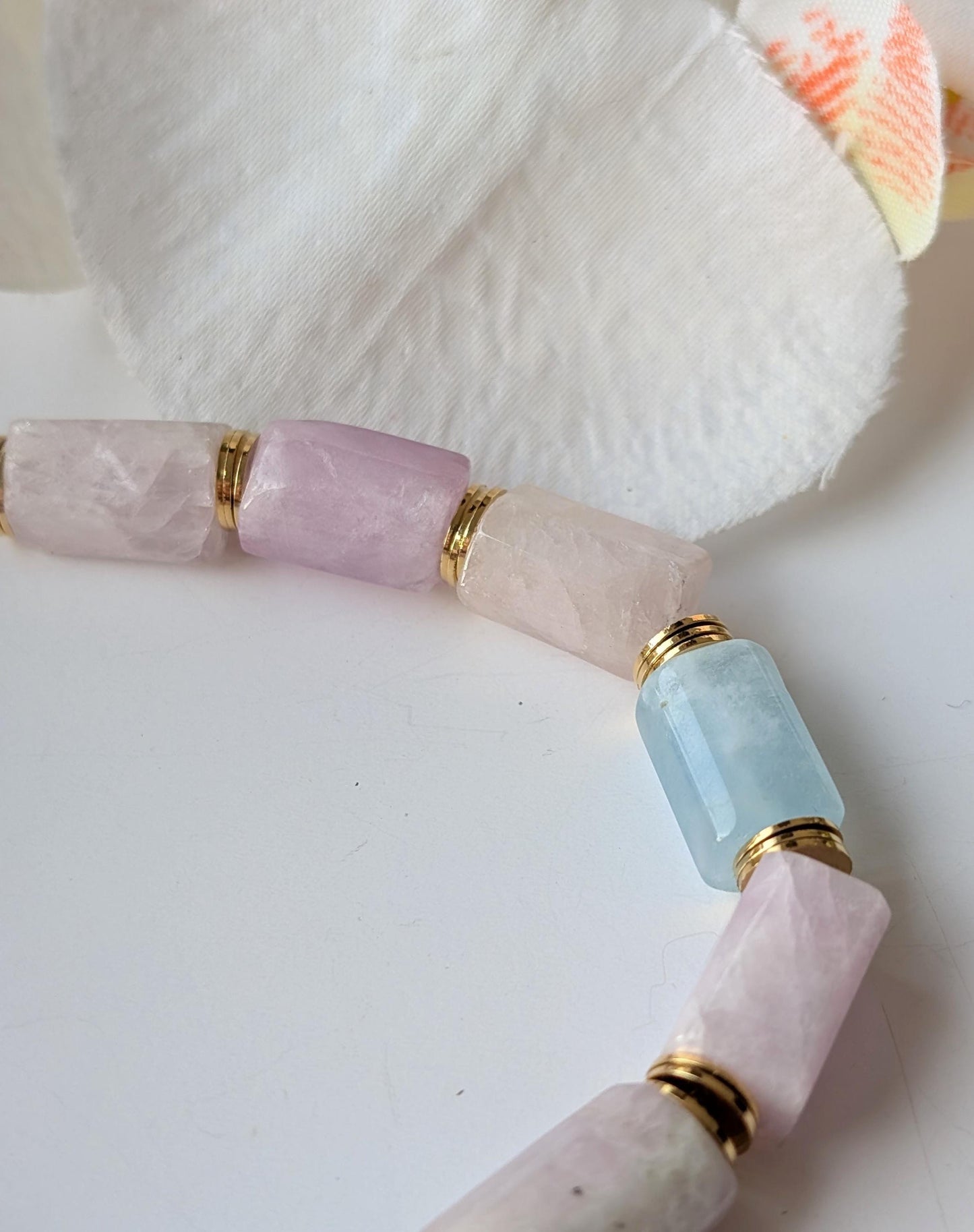Bracelet with ethnic inspiration - Natural morganite beads, brass and stainless steel - Gold platted - Approximately 20 cm long