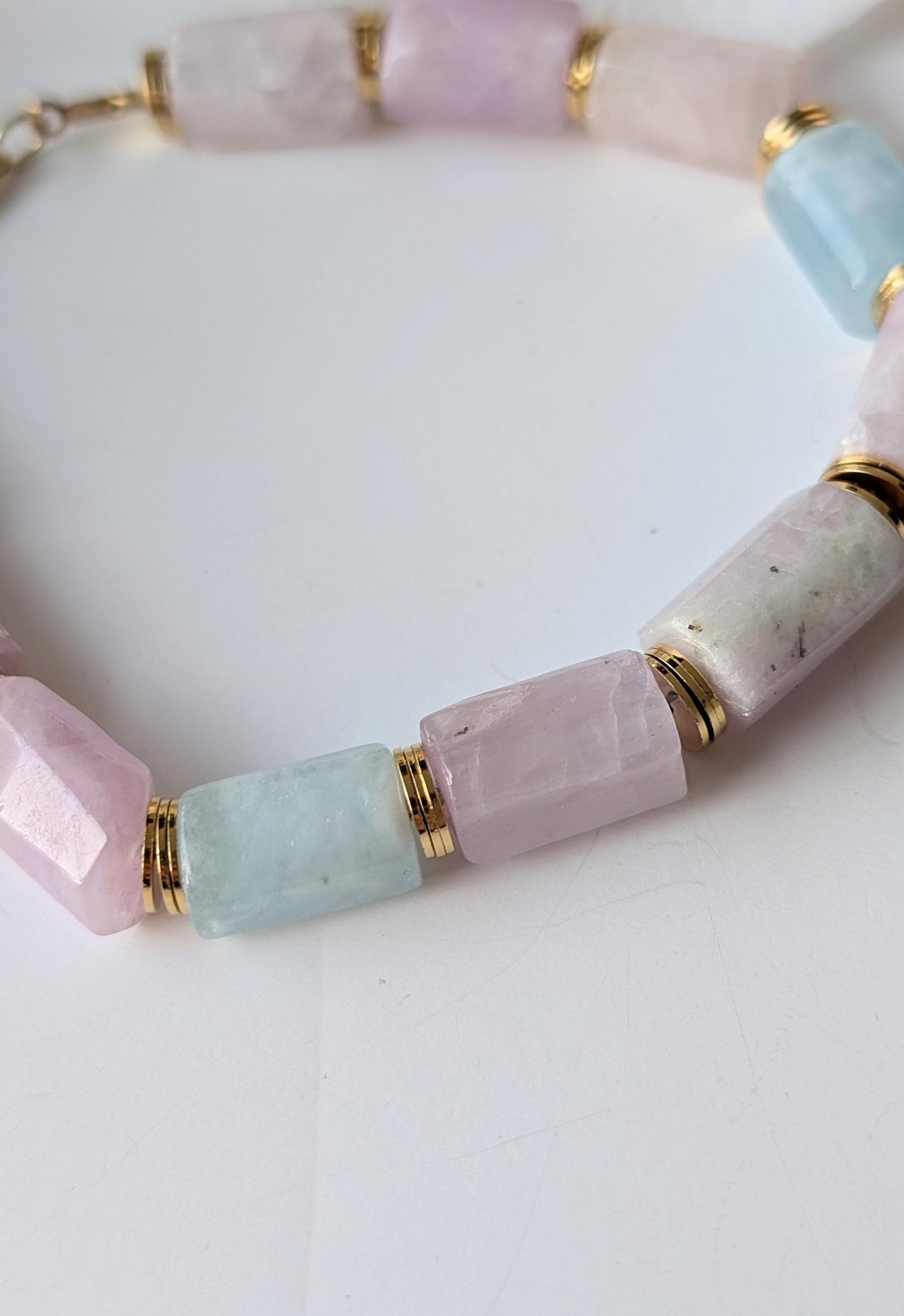 Bracelet with ethnic inspiration - Natural morganite beads, brass and stainless steel - Gold platted - Approximately 20 cm long