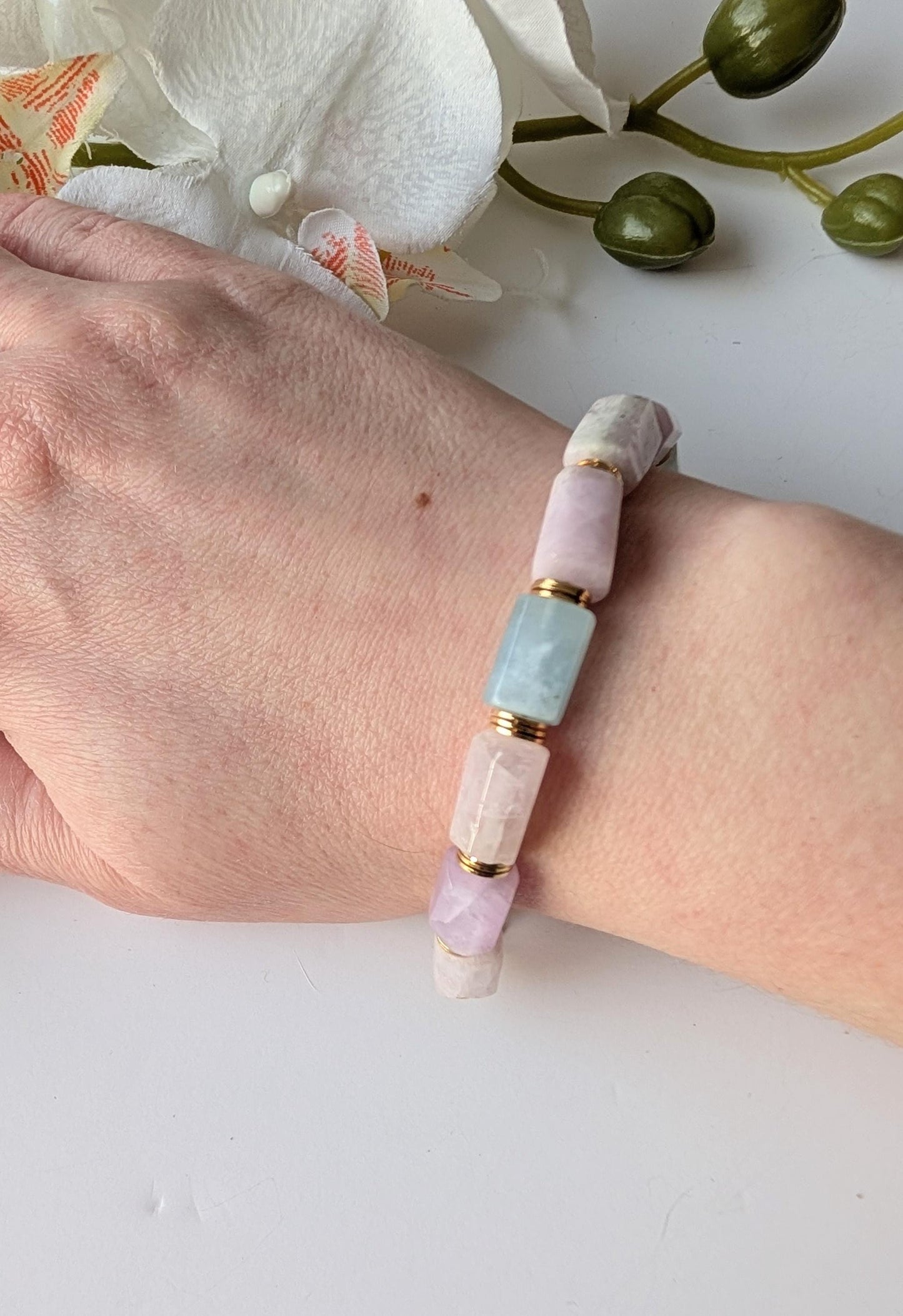 Bracelet with ethnic inspiration - Natural morganite beads, brass and stainless steel - Gold platted - Approximately 20 cm long